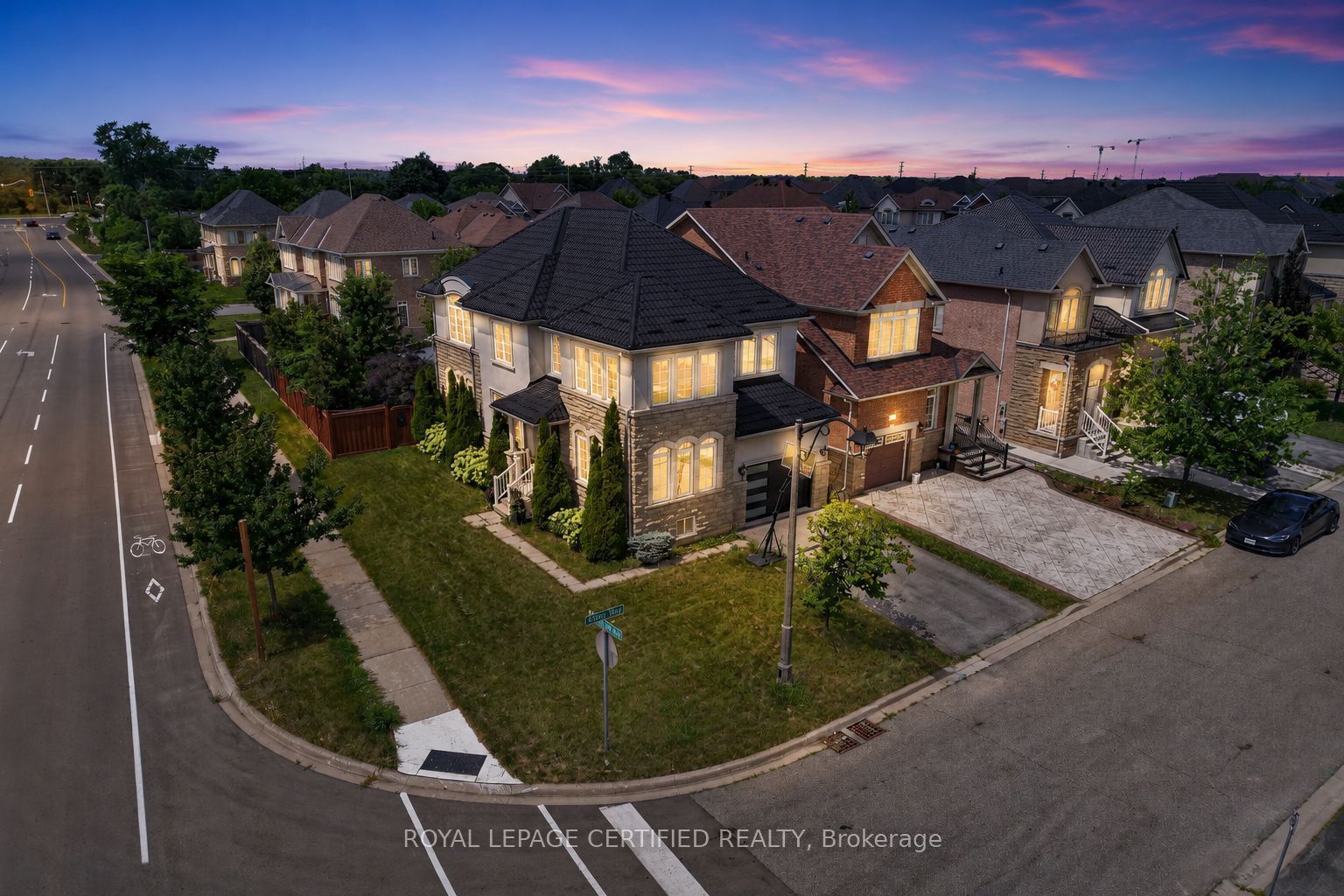 2561 Grand Oak Trail, Oakville, ON L6M 0R4 photo 2