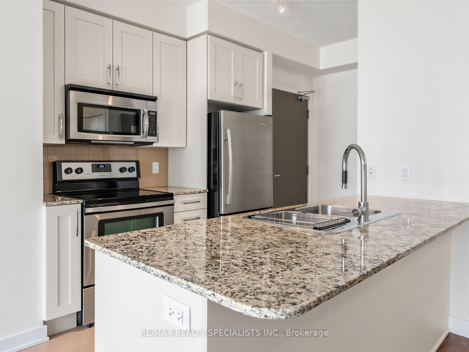 4065 Brickstone Mews 1401, Mississauga, ON L5B 0G3 photo 5