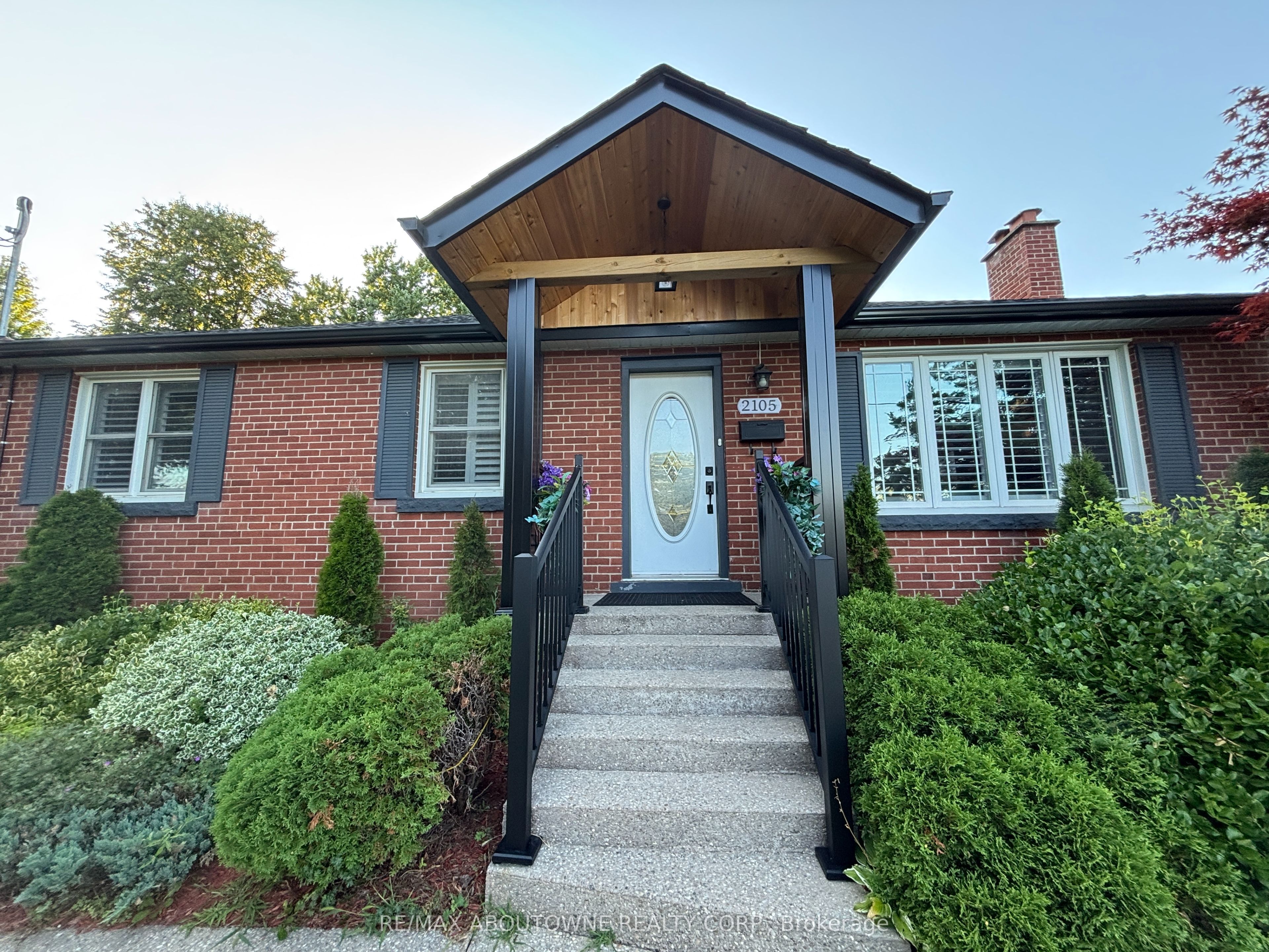 2105 Maplewood Drive, Burlington, ON L7R 2C6 photo 2