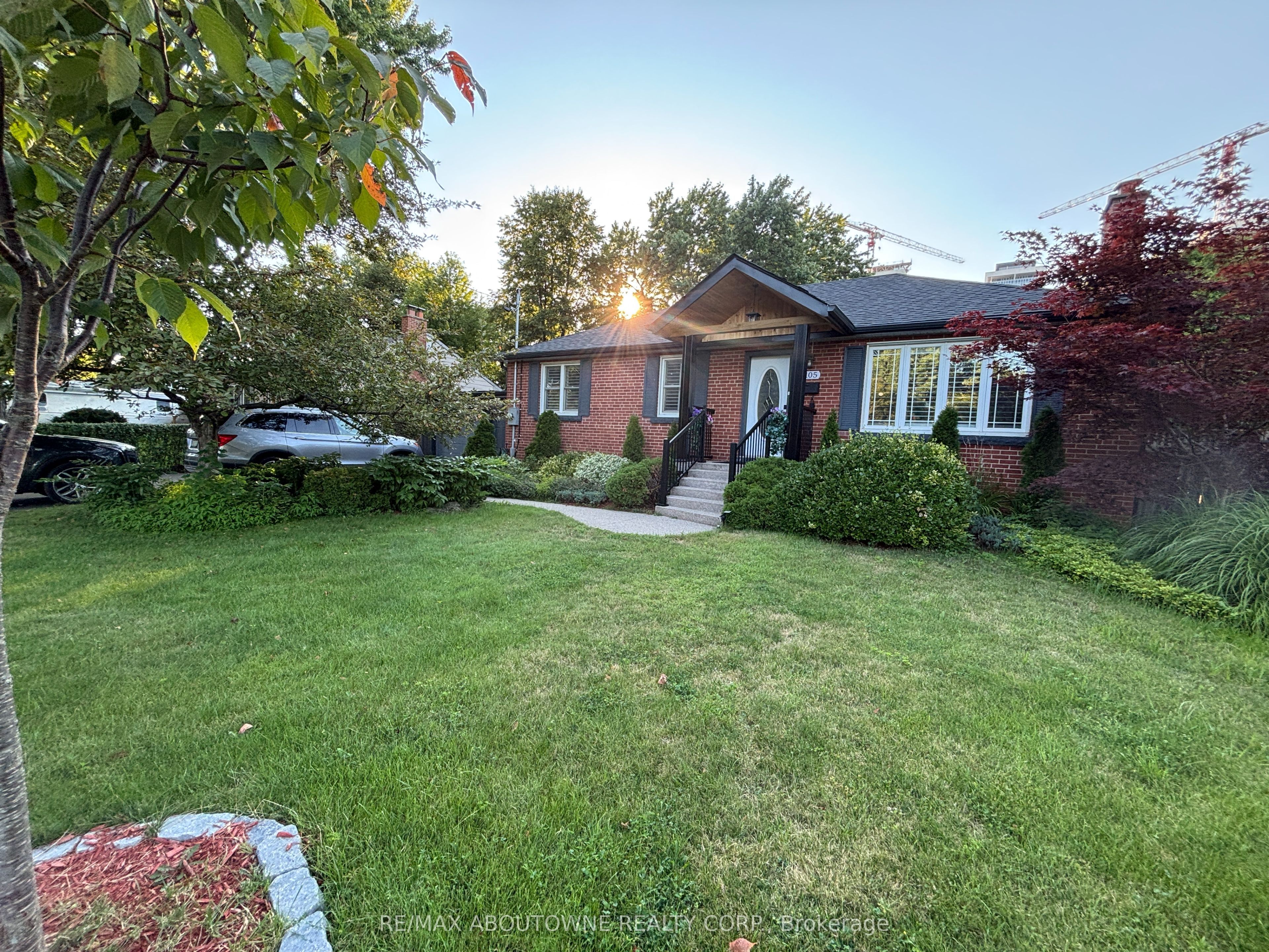 2105 Maplewood Drive, Burlington, ON L7R 2C6 photo 3
