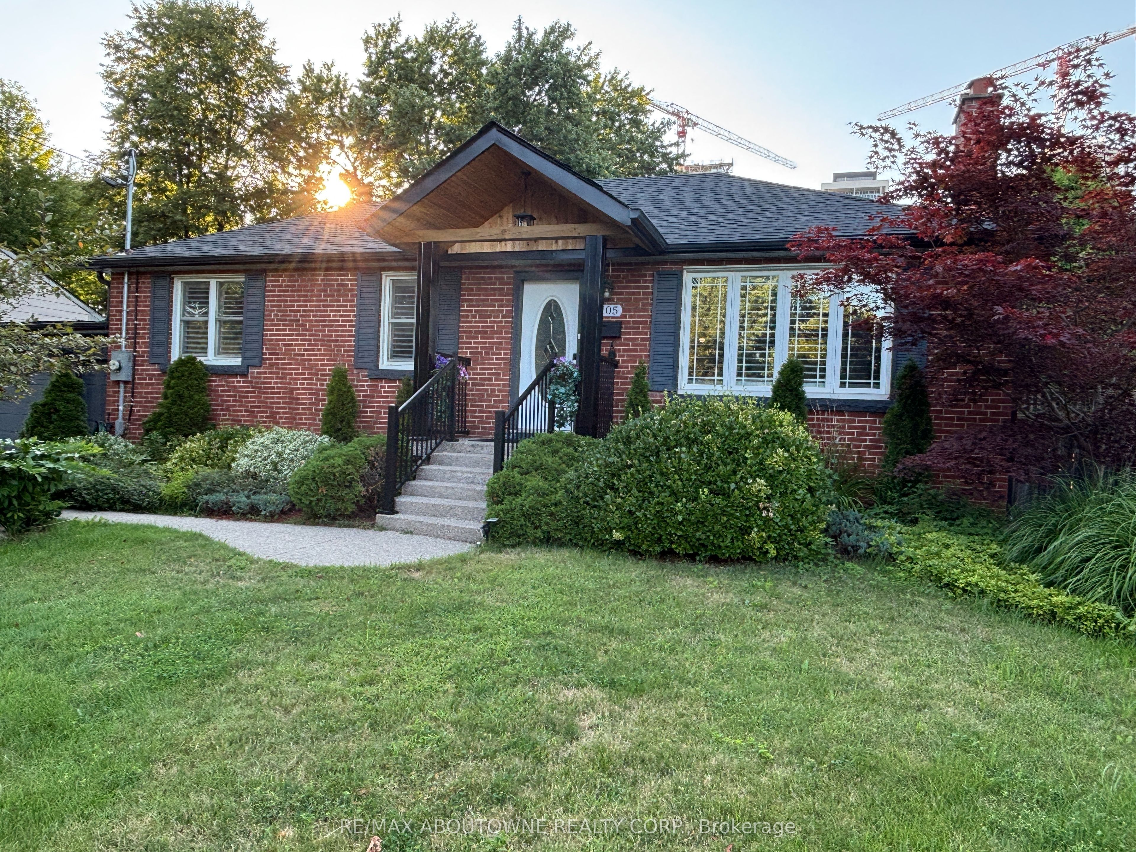 2105 Maplewood Drive, Burlington, ON L7R 2C6 photo 4