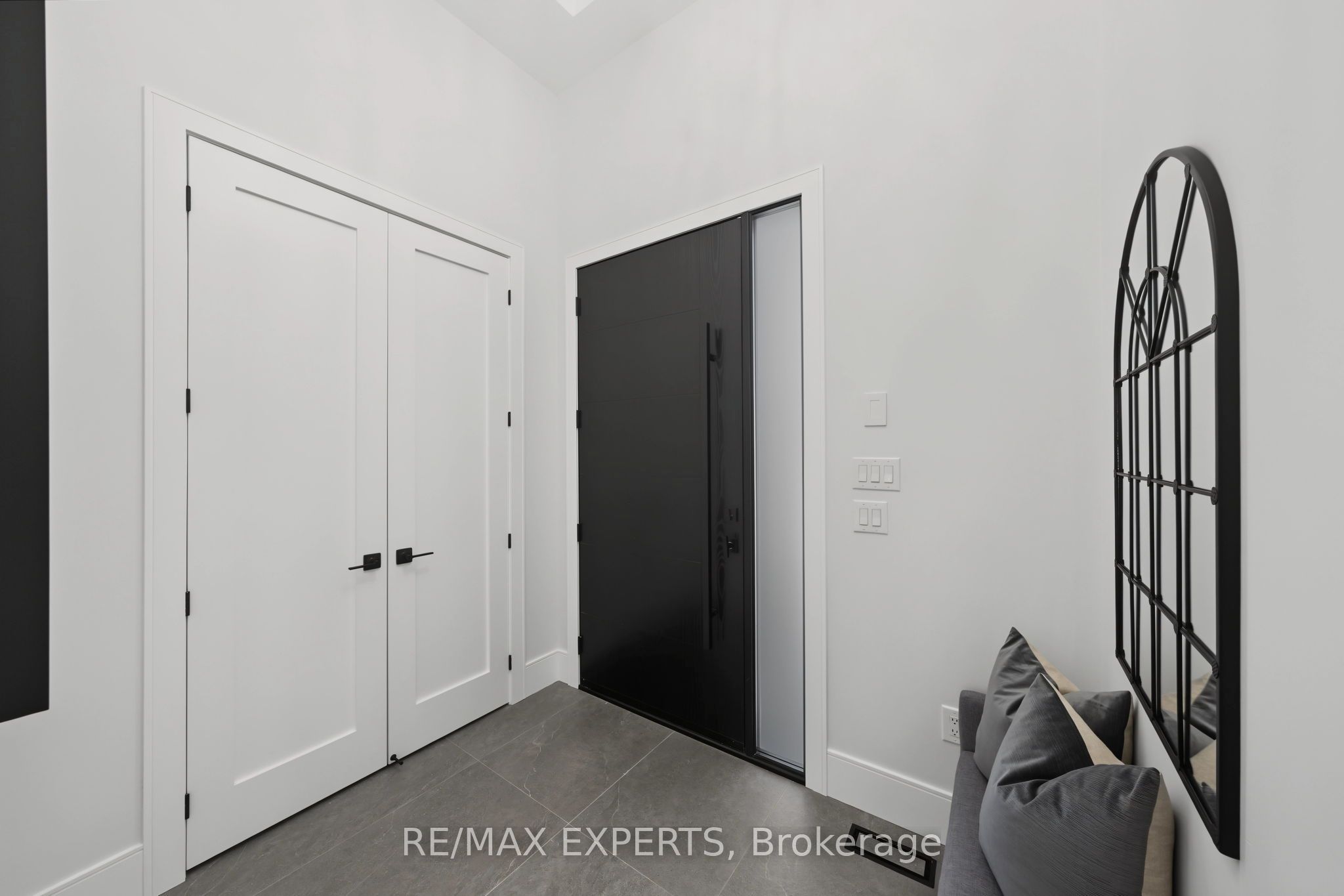 1062 Alexandra Avenue MAIN, Mississauga, ON L5E 1Z8 photo 3