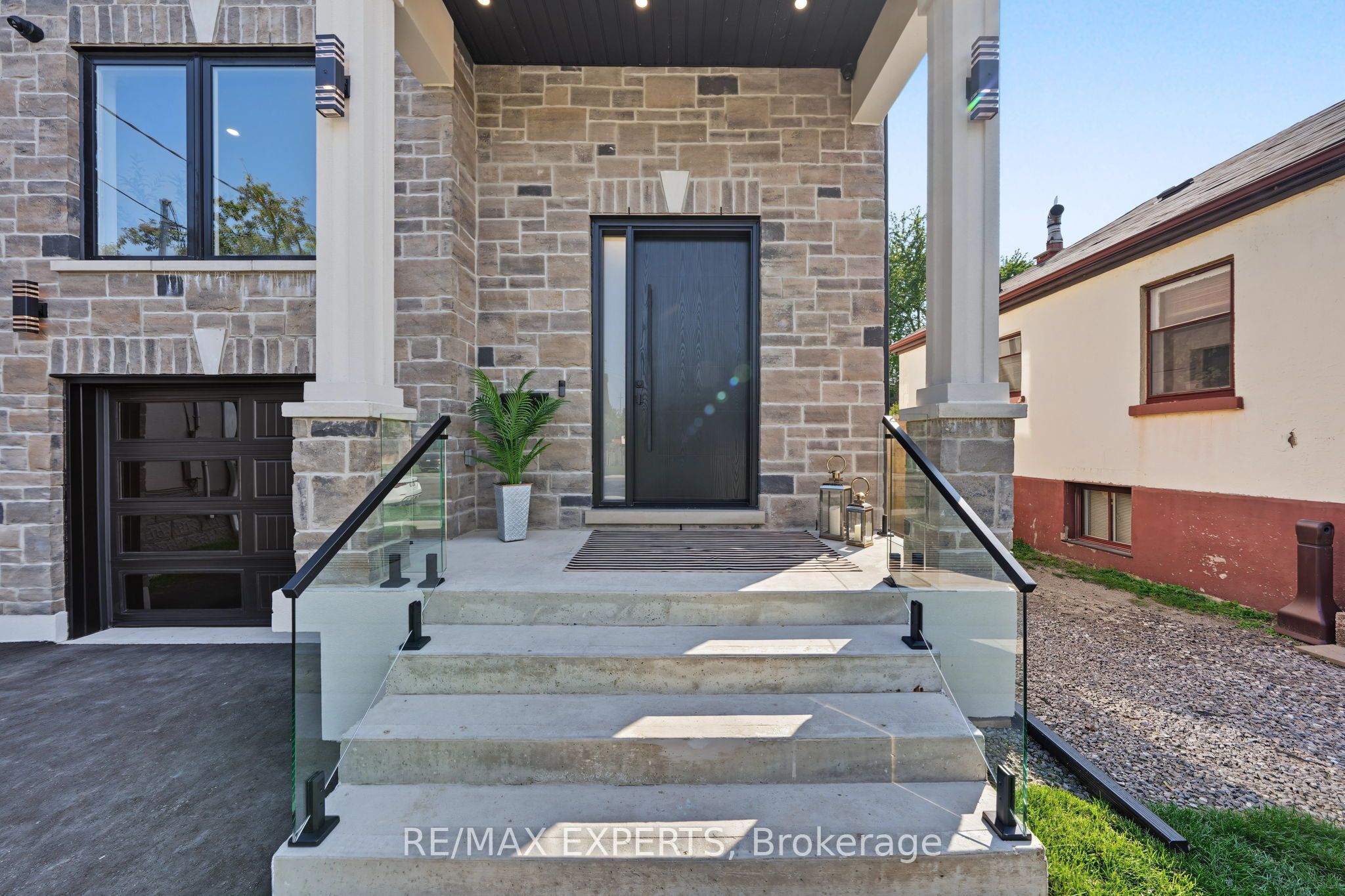 1062 Alexandra Avenue, Mississauga, ON L5E 1Z8 photo 3