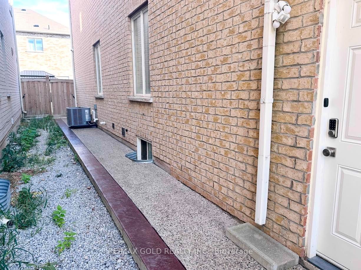 298 Etheridge Avenue 1, Milton, ON L9E 1H7 photo 5