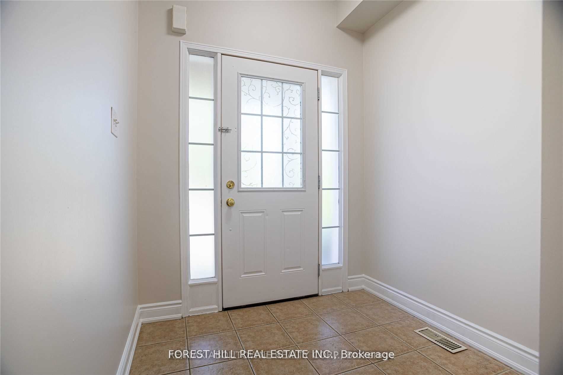 576 Courtney Valley Road, Mississauga, ON L5V 0C2 photo 4