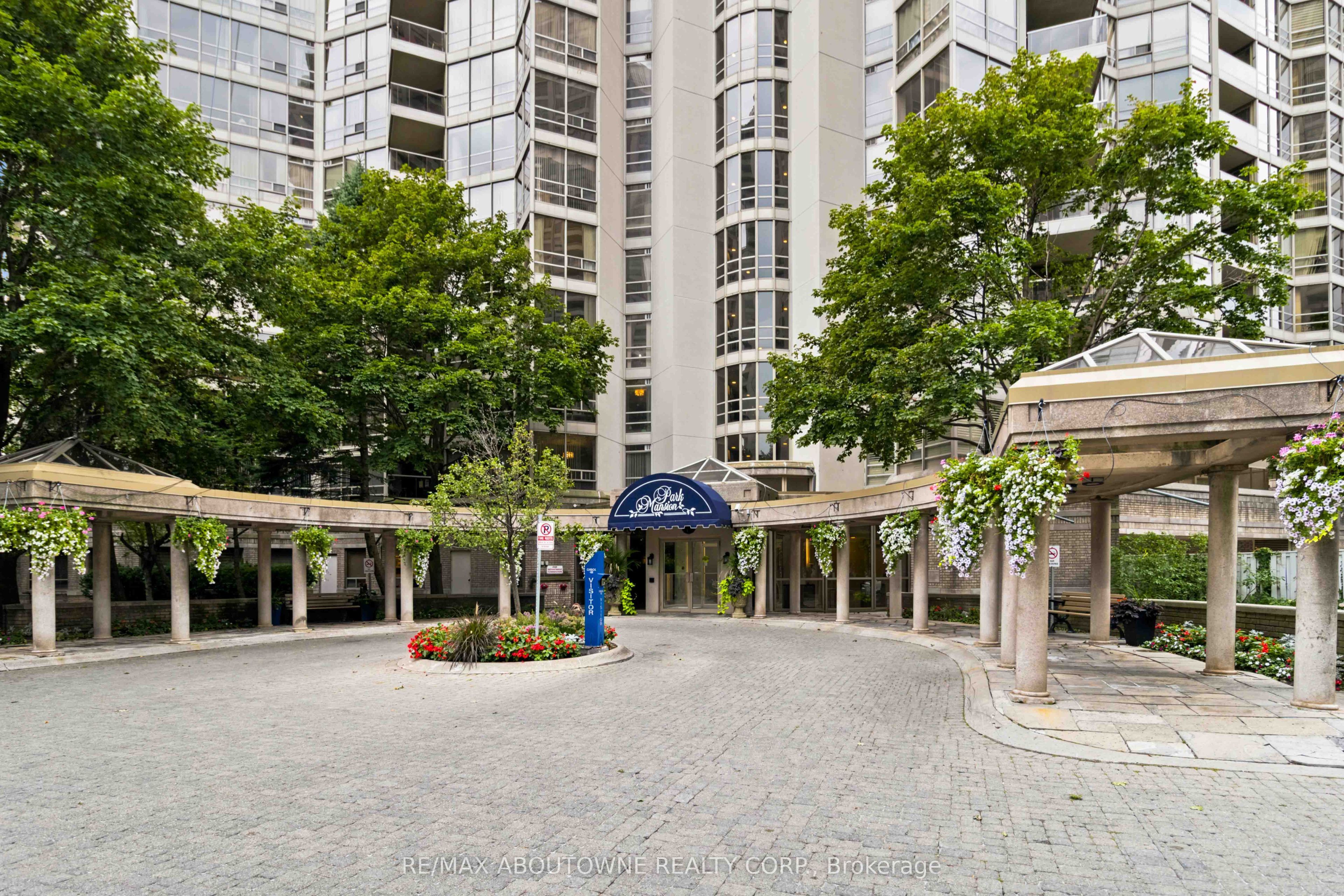45 Kingsbridge Garden Circle 901, Mississauga, ON L5R 3K4