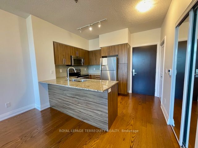 65 Speers Road 323, Oakville, ON L6K 0J1 photo 4