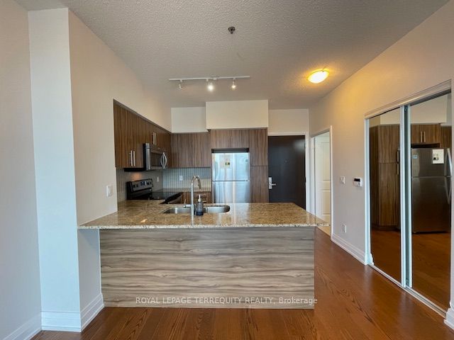65 Speers Road 323, Oakville, ON L6K 0J1 photo 5