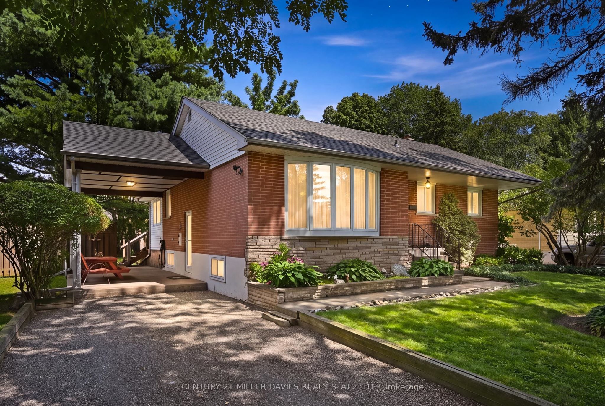 237 Mohawk Road, Oakville, ON L6L 2Z1