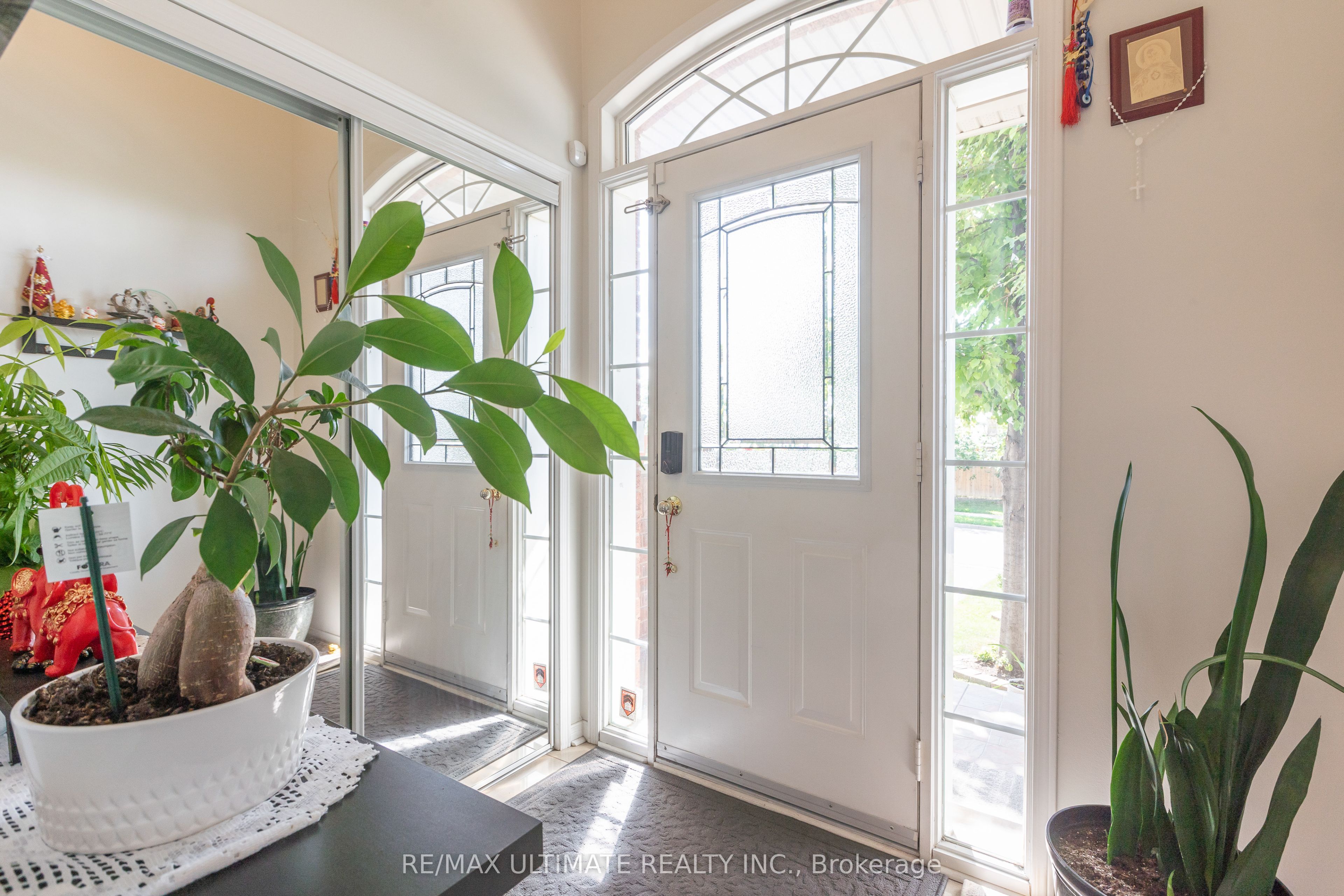 6560 Opera Glass Crescent, Mississauga, ON L5W 1S1 photo 2