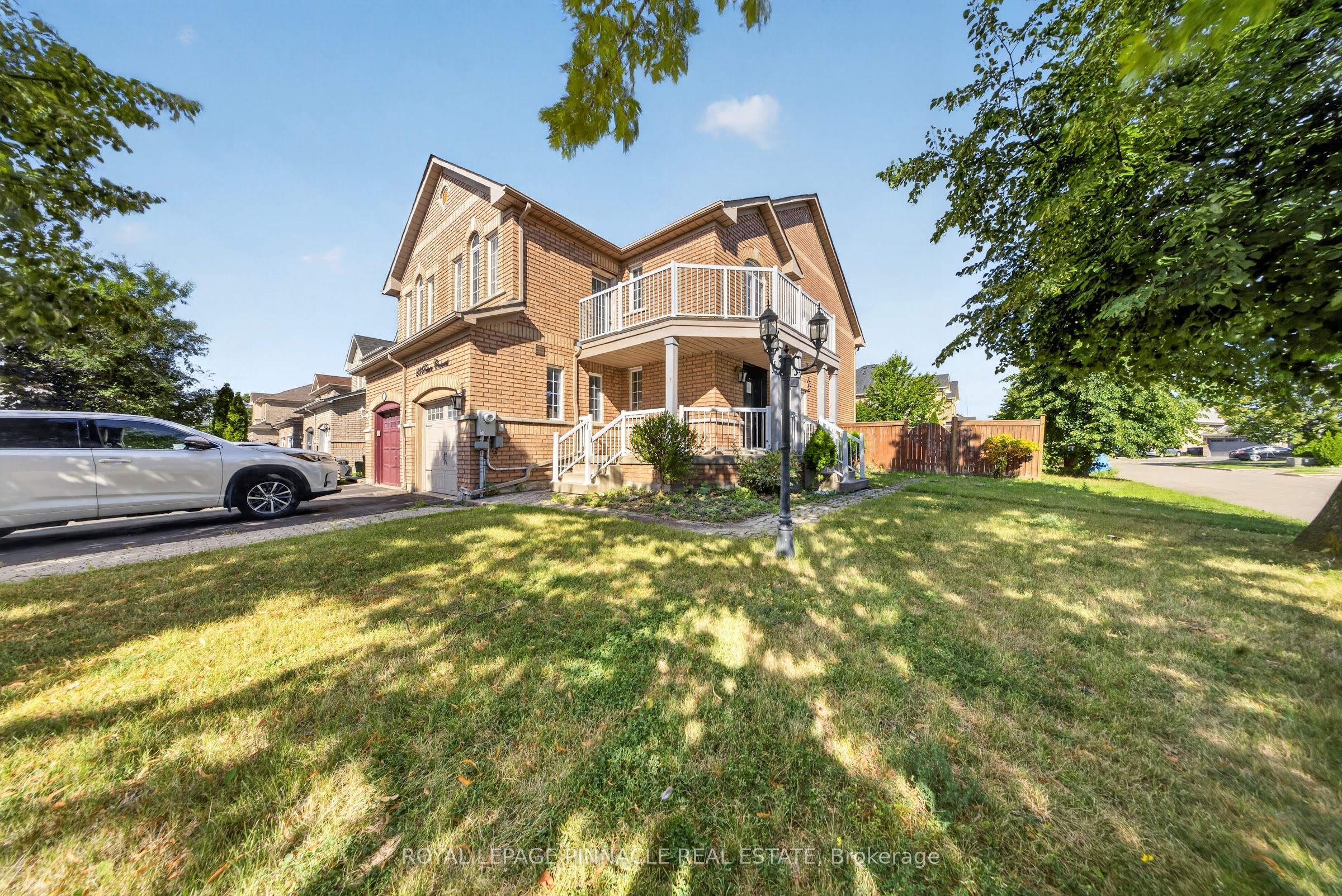 23 Prince Crescent, Brampton, ON L7A 2C9 photo 3