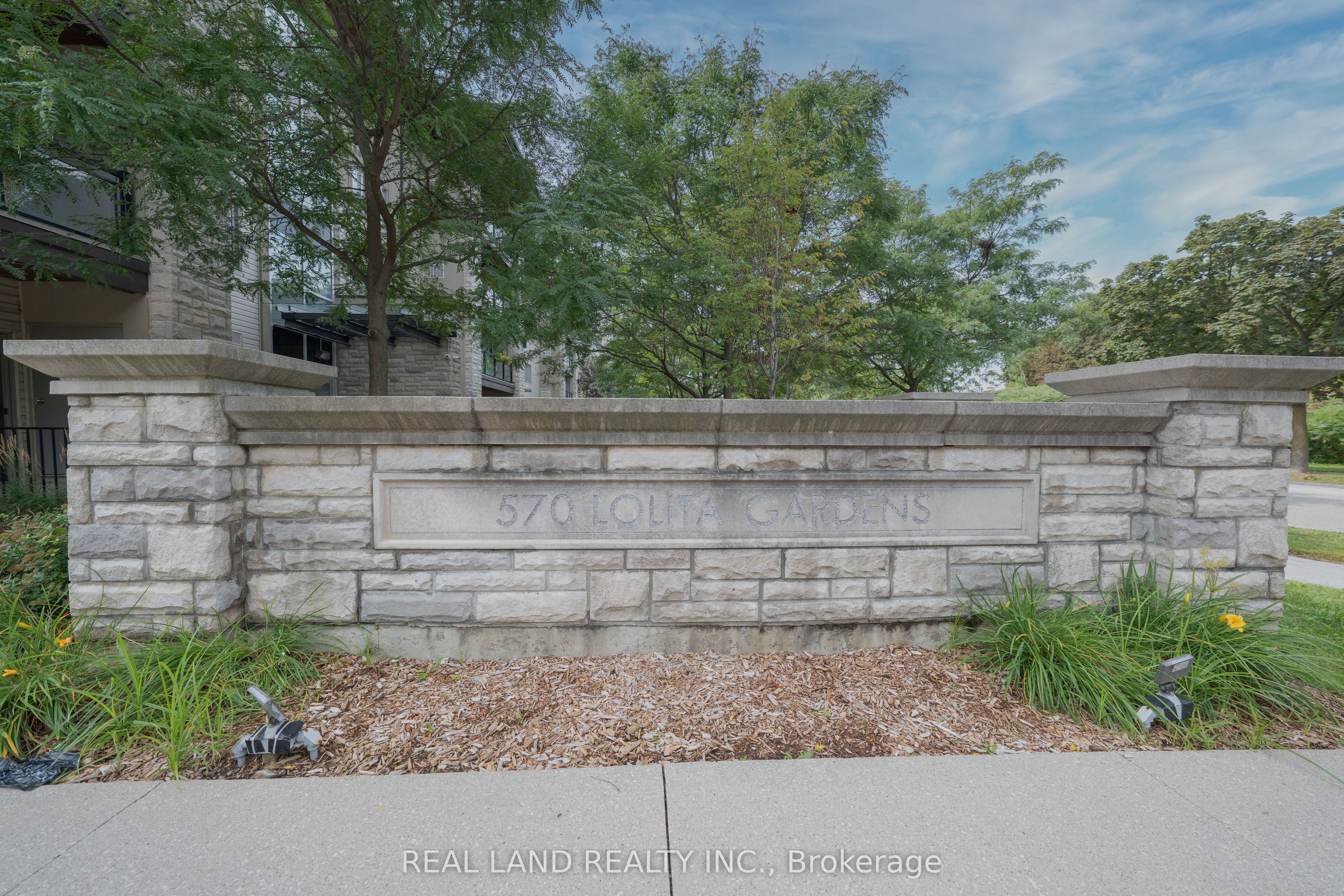 570 Lolita Gardens 127, Mississauga, ON L5A 0A1 photo 2