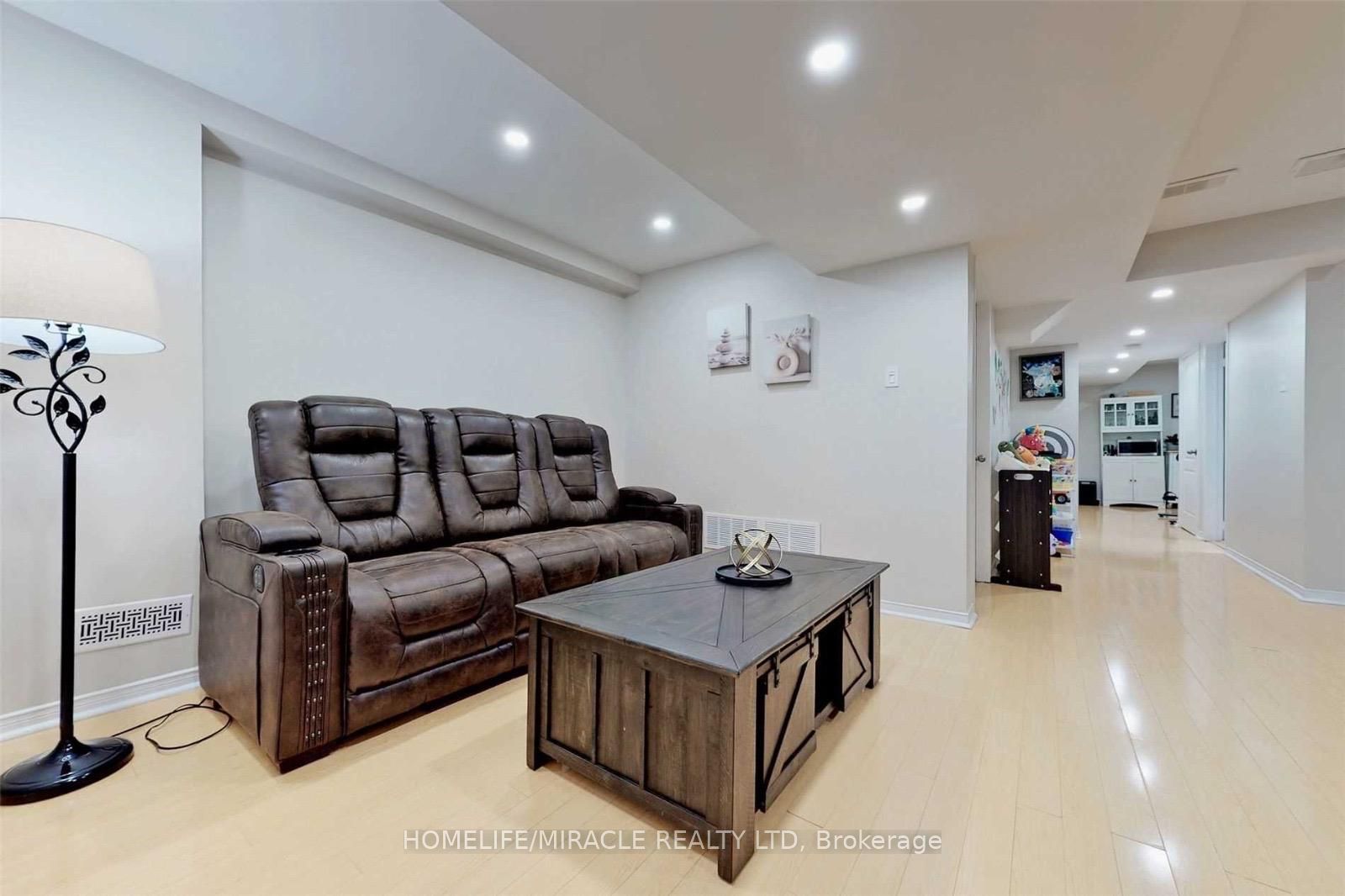 3258 Angel Pass Drive, Mississauga, ON L5M 7J7 photo 2
