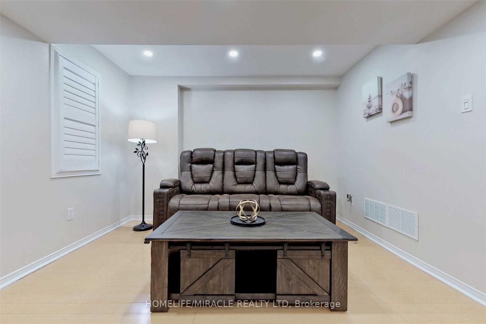 3258 Angel Pass Drive, Mississauga, ON L5M 7J7 photo 3