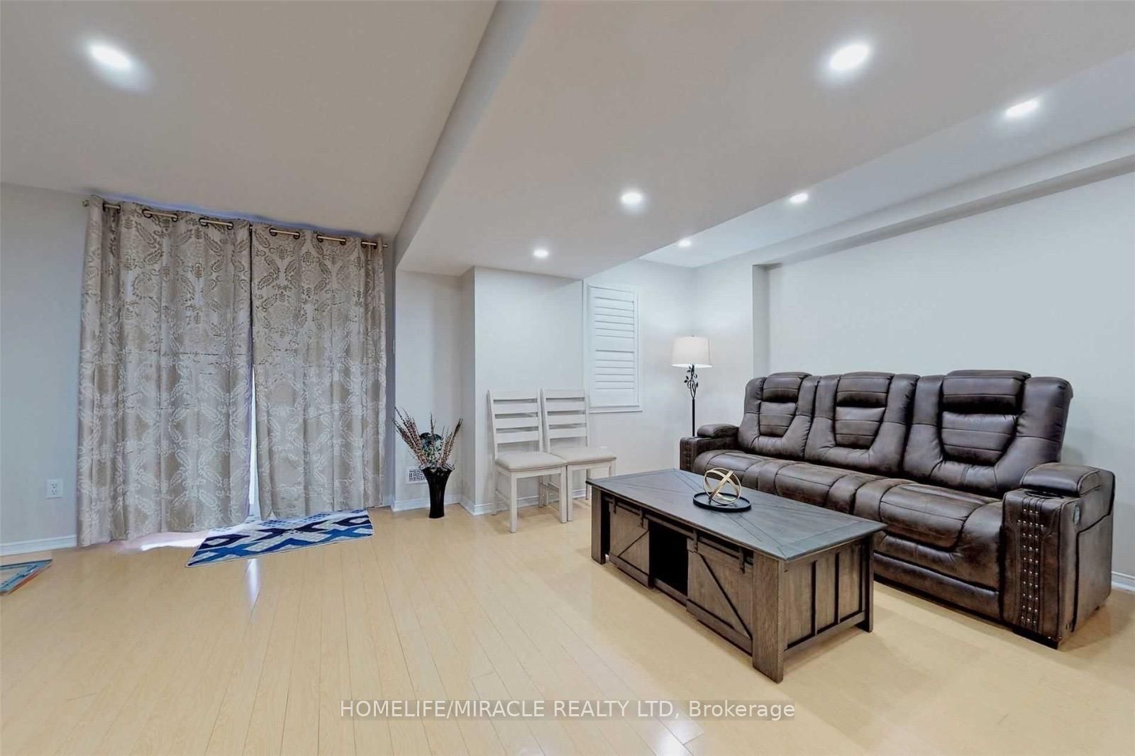 3258 Angel Pass Drive, Mississauga, ON L5M 7J7 photo 4