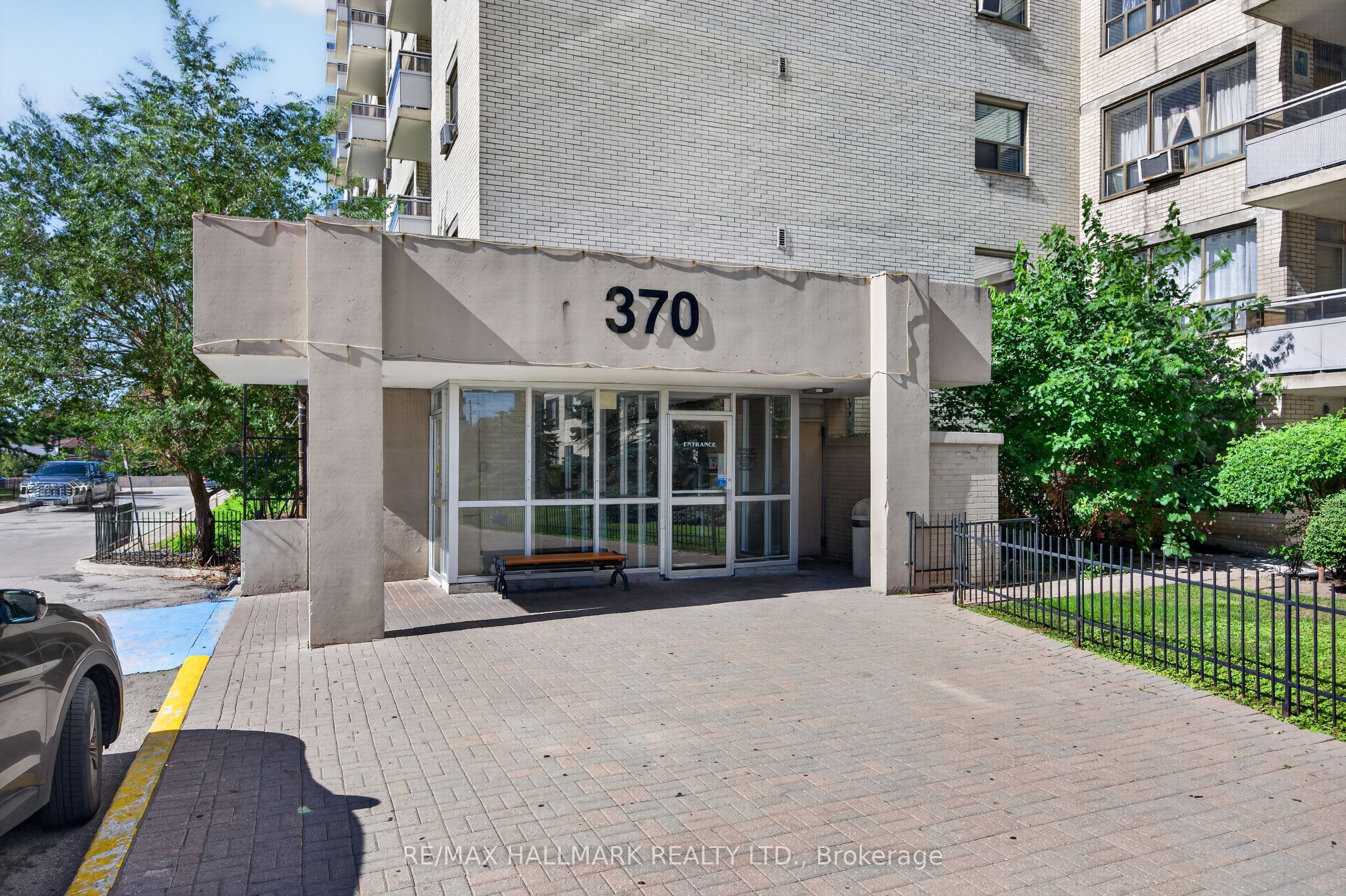 370 Dixon Road 912, Toronto, ON M9R 1T2 photo 3