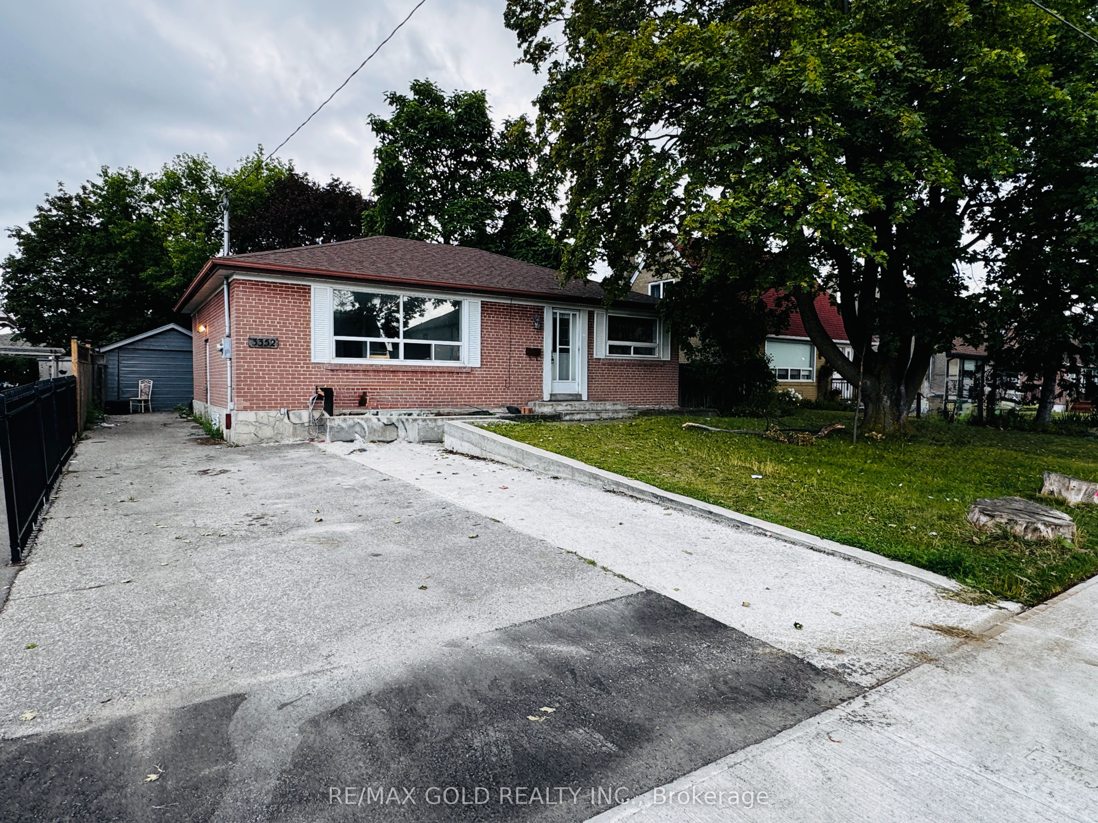 3352 Etude Drive, Mississauga, ON L4T 1T3 photo 2