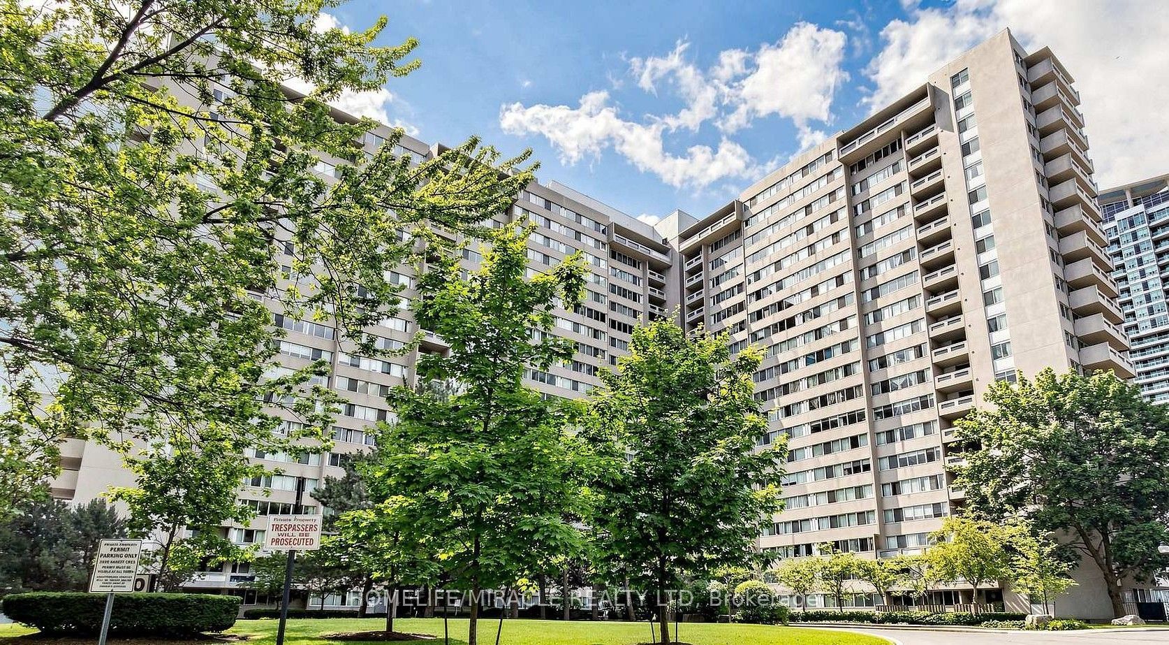 3590 Kaneff Crescent 313, Mississauga, ON L5A 3X3