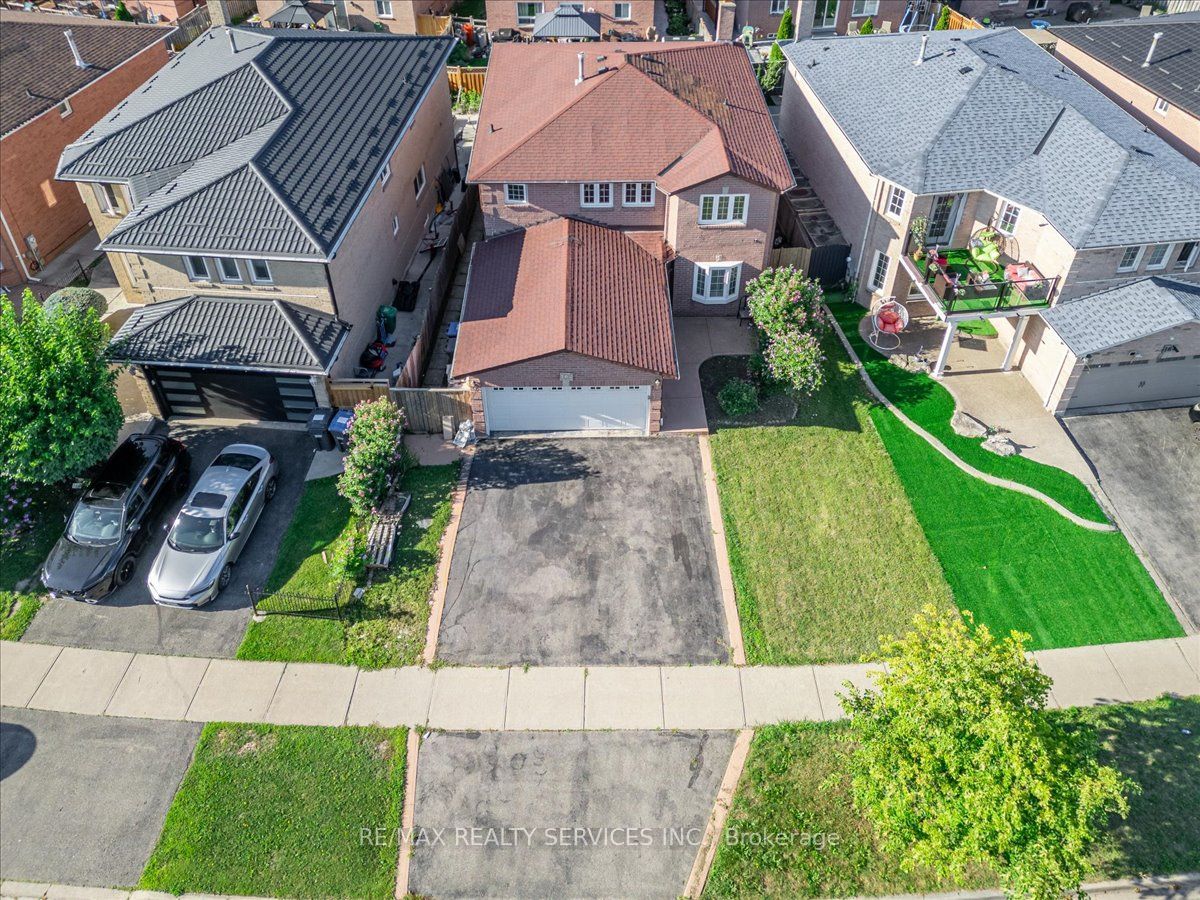 162 Major William Sharpe Drive, Brampton, ON L6X 4C3 photo 2