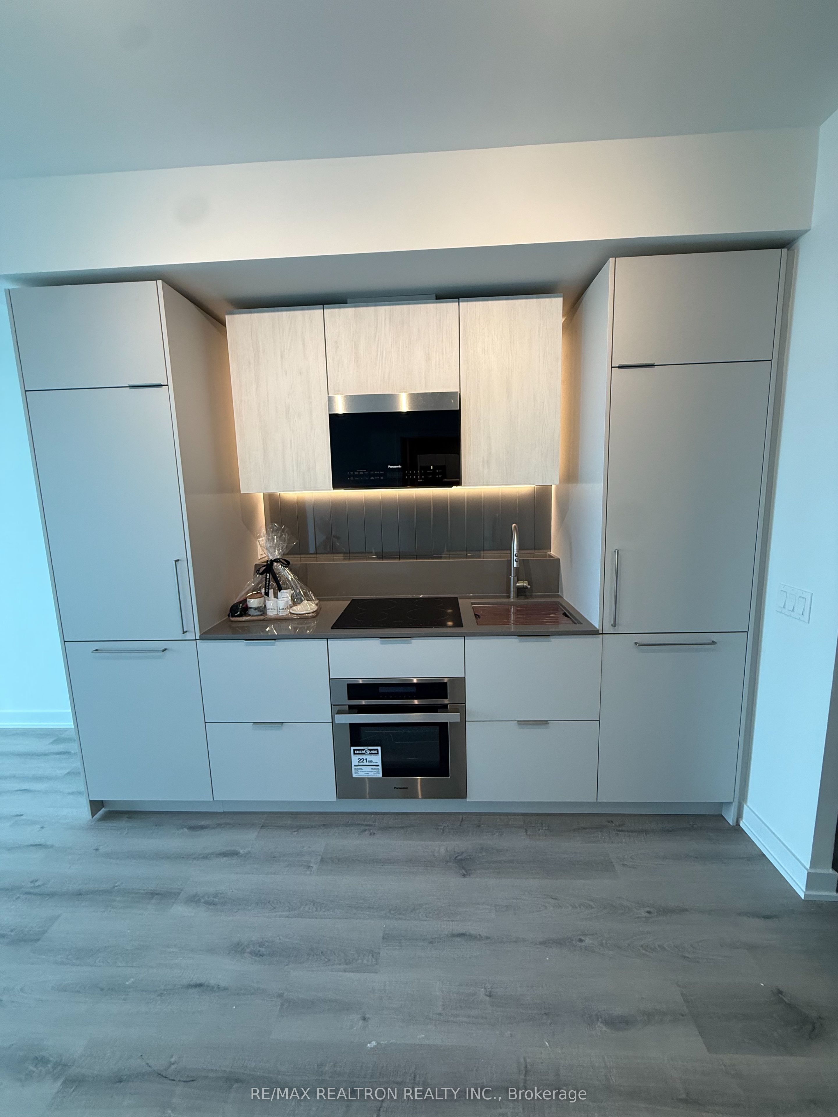 1 Fairview Road 2912, Mississauga, ON L5A 0B4