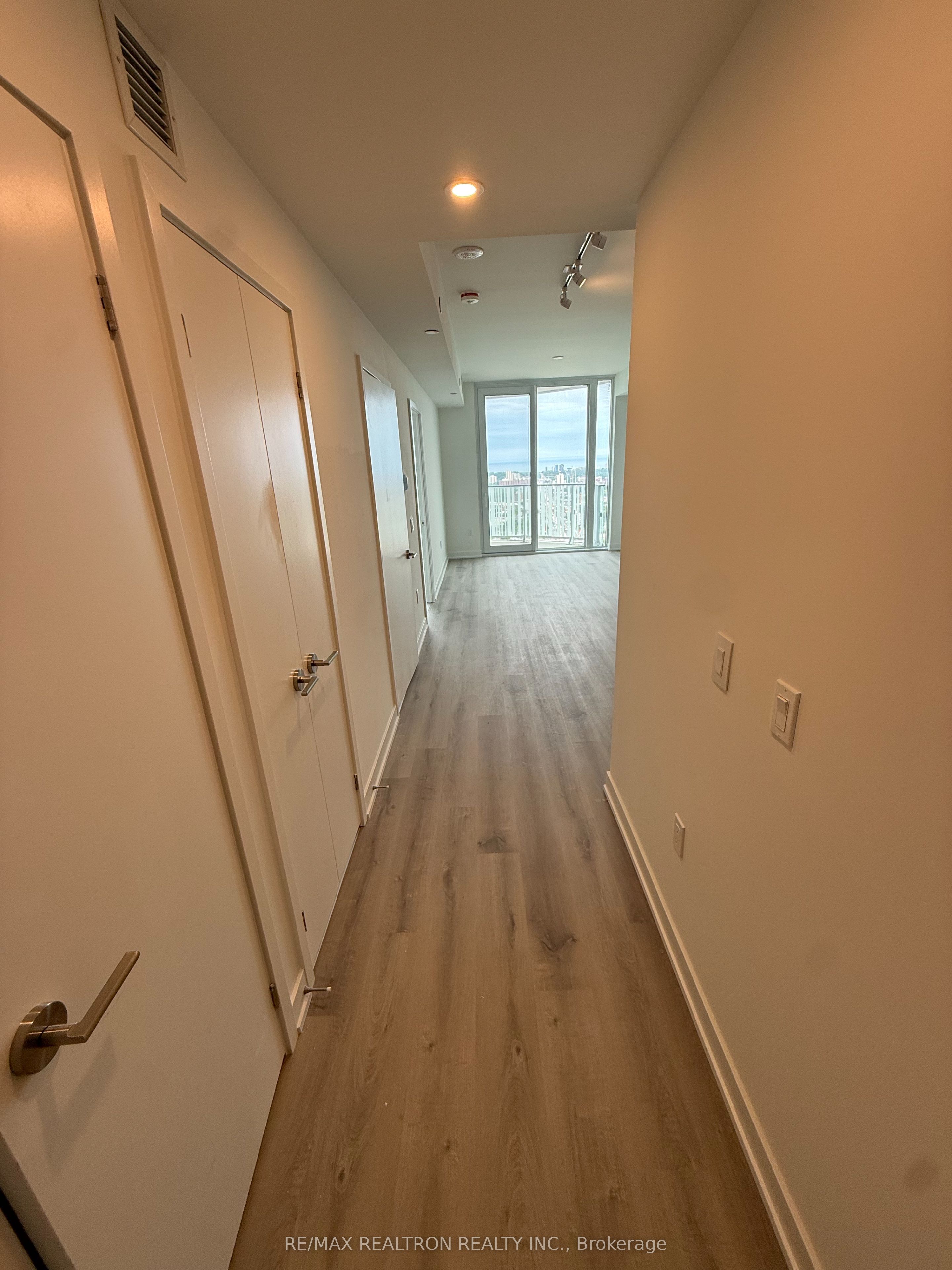 1 Fairview Road 2912, Mississauga, ON L5A 0B4 photo 3