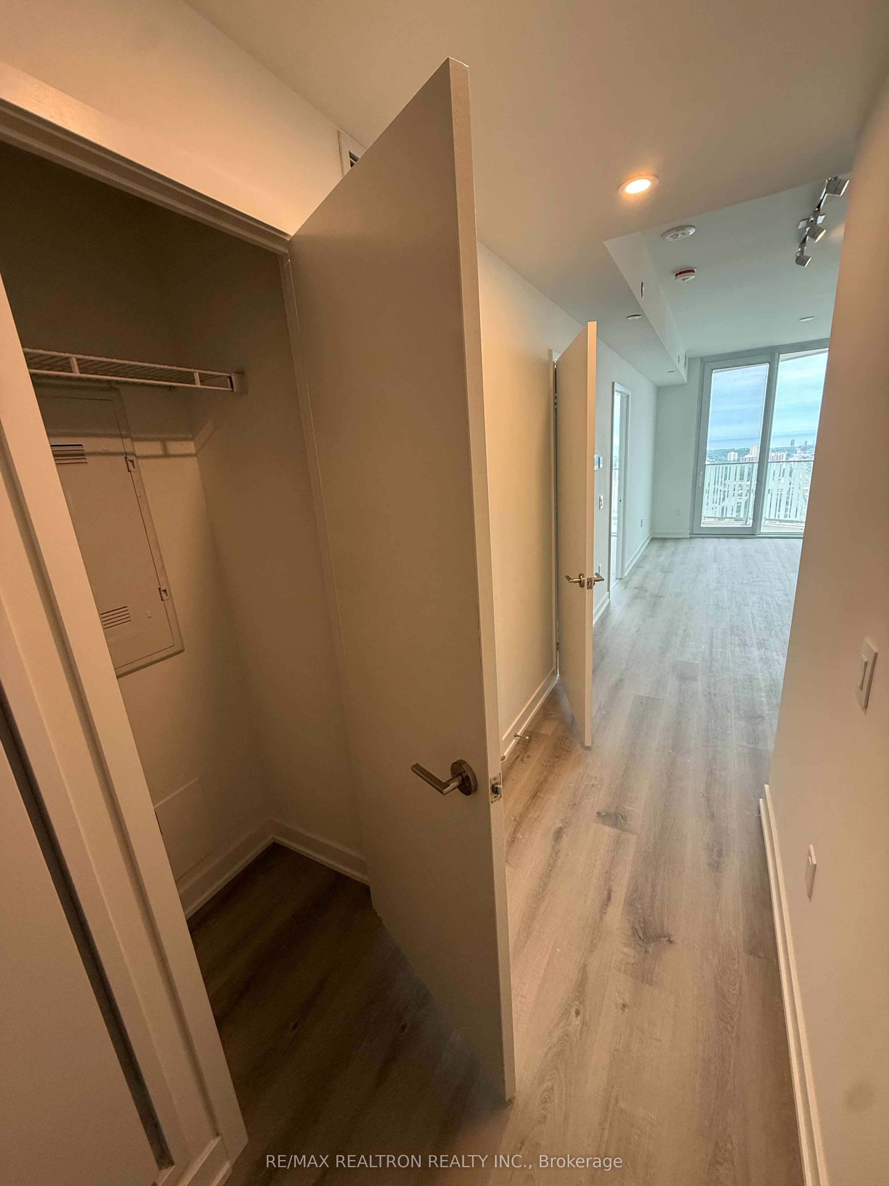 1 Fairview Road 2912, Mississauga, ON L5A 0B4 photo 4