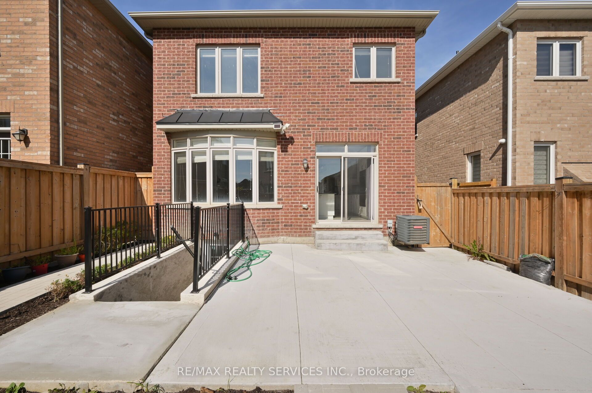 21 Exhibition Crescent, Brampton, ON L7A 4B9 photo 2