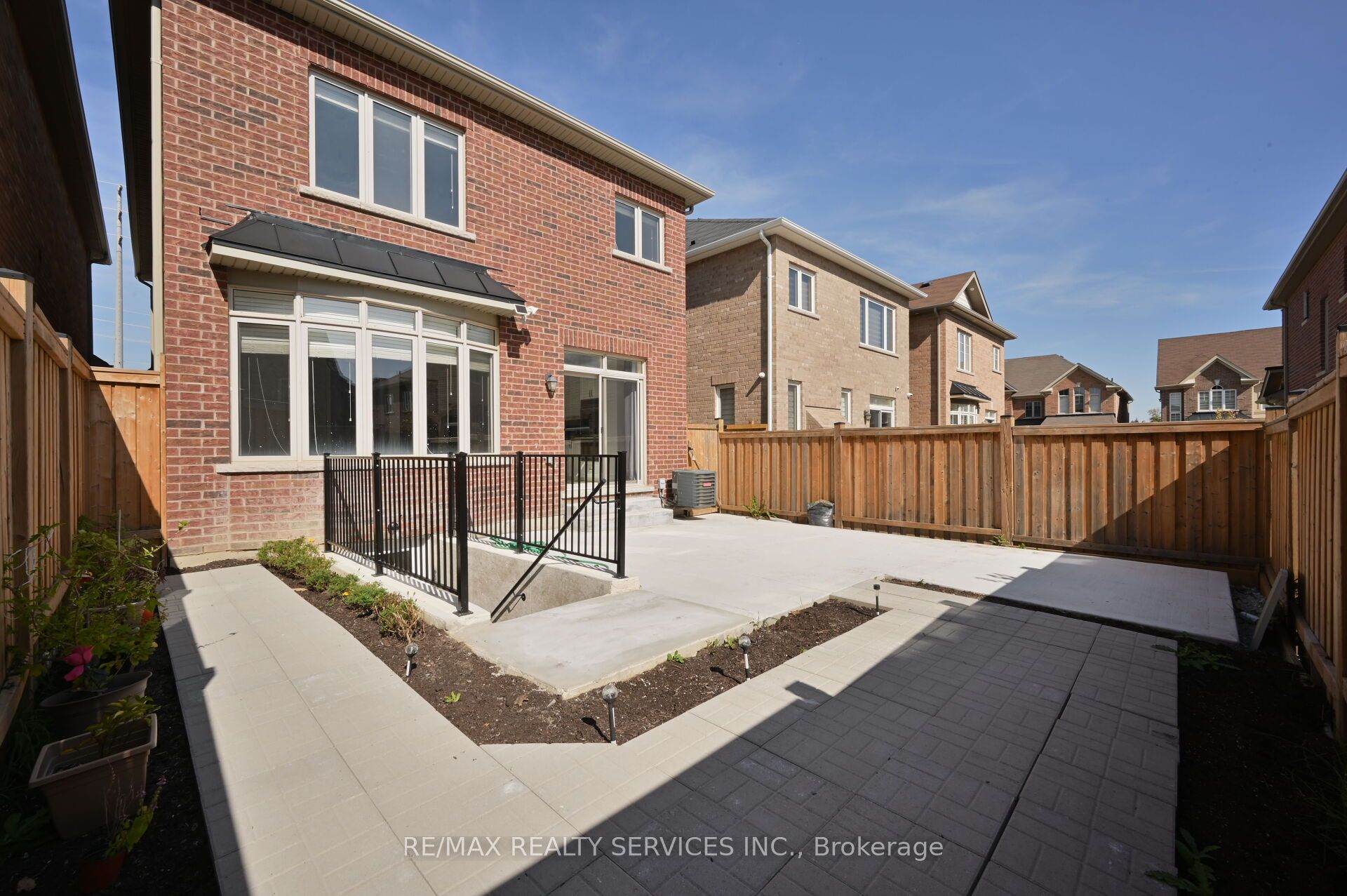 21 Exhibition Crescent, Brampton, ON L7A 4B9 photo 3