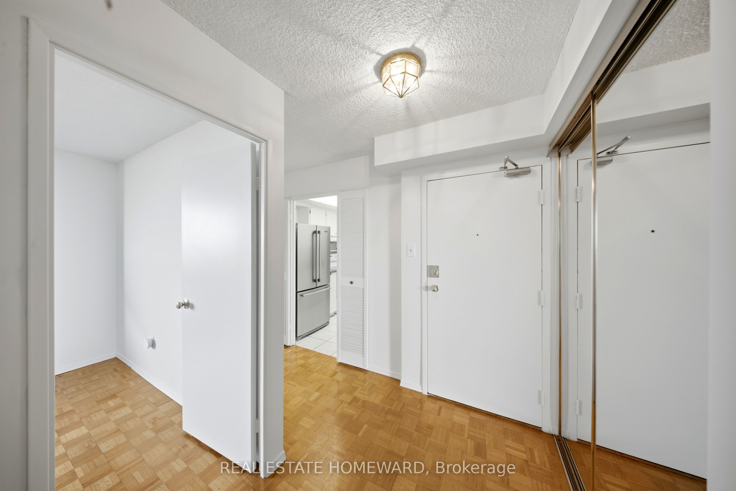 1515 Lakeshore Road E 1505, Mississauga, ON L5E 3E3 photo 3