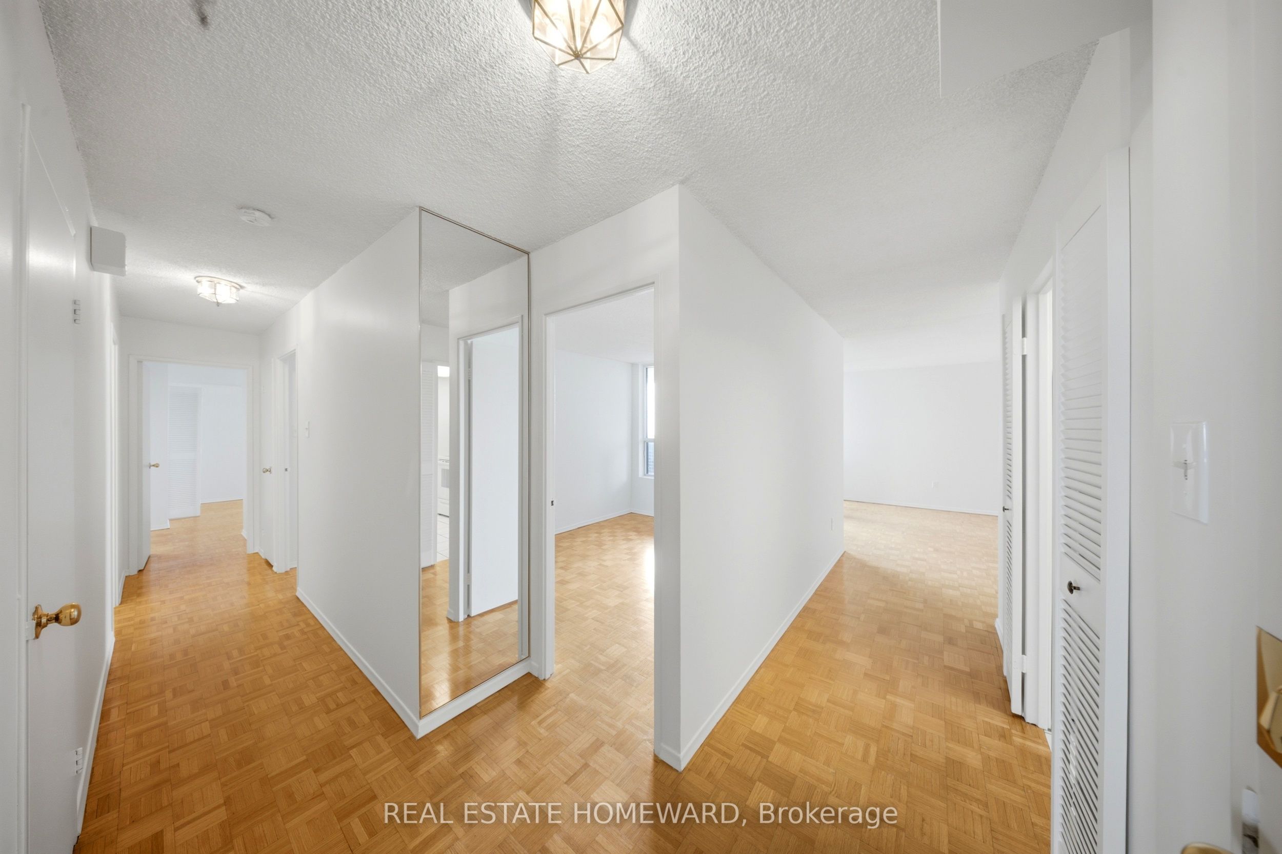 1515 Lakeshore Road E 1505, Mississauga, ON L5E 3E3 photo 4