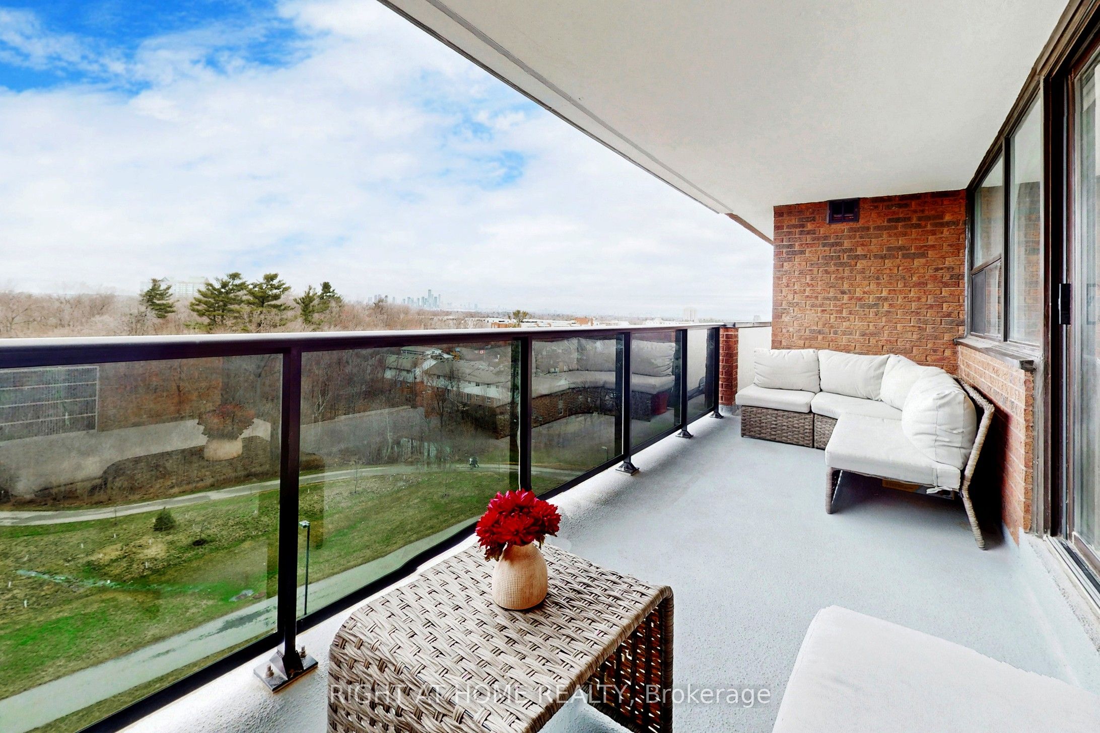 3501 Glen Erin Drive 812, Mississauga, ON L5L 2E9 photo 2