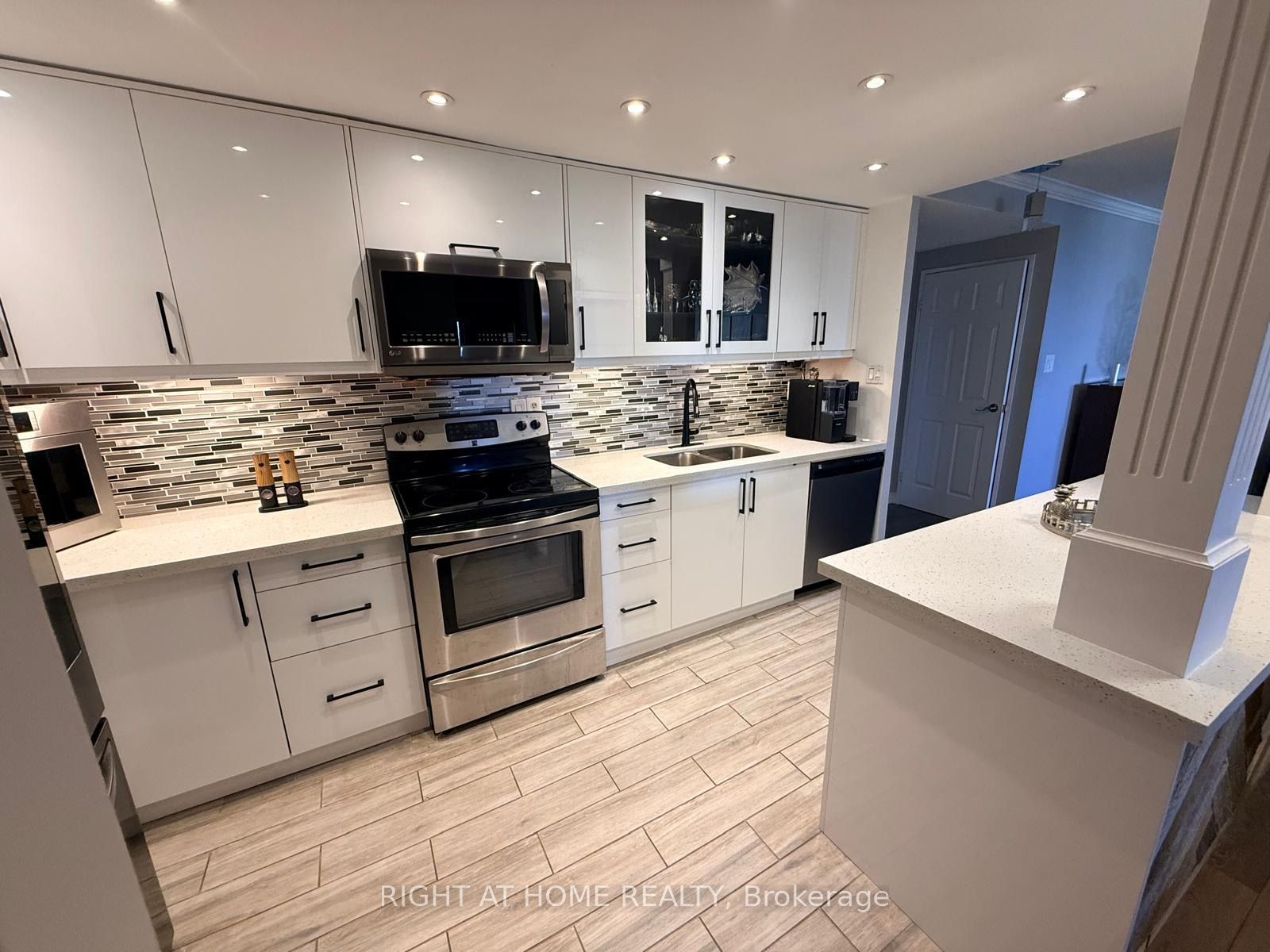 820 Burnhamthorpe Road 1102, Toronto, ON M9C 4W2 photo 3