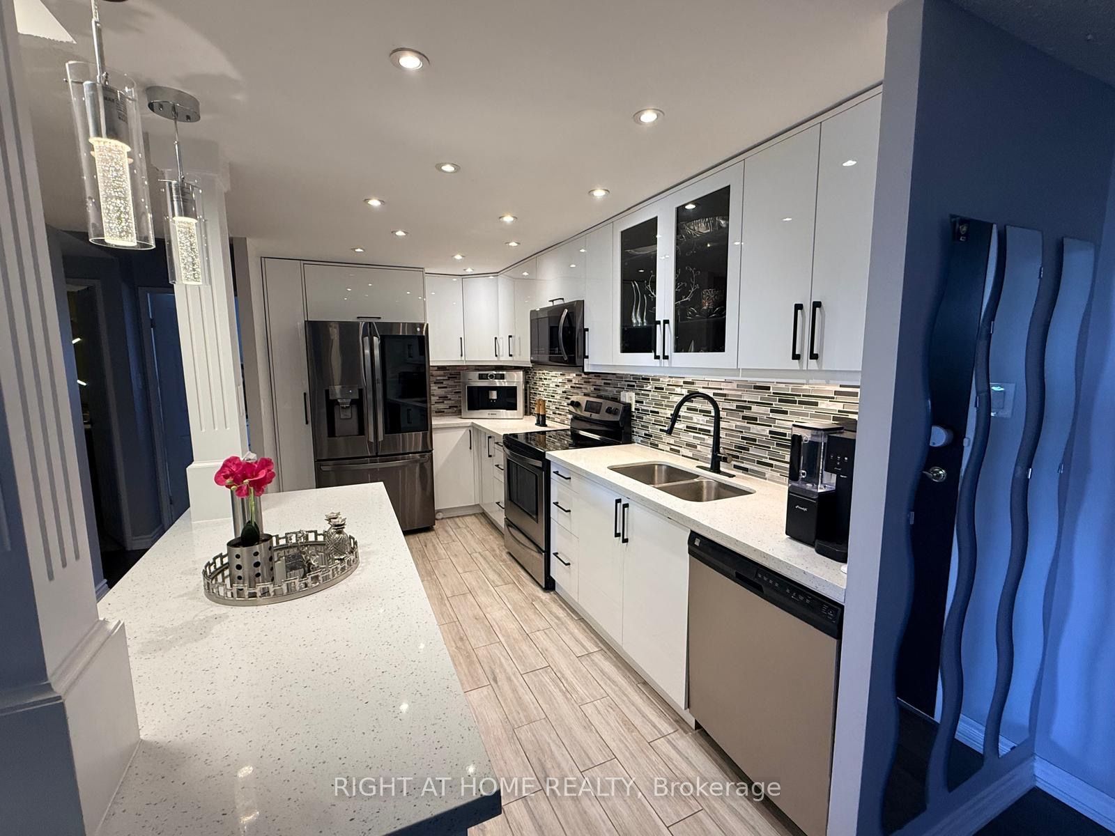 820 Burnhamthorpe Road 1102, Toronto, ON M9C 4W2 photo 4