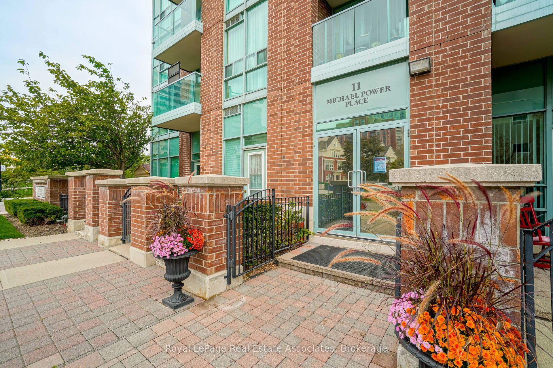 11 Michael Power Place 306, Toronto, ON M9A 5G3 photo 3