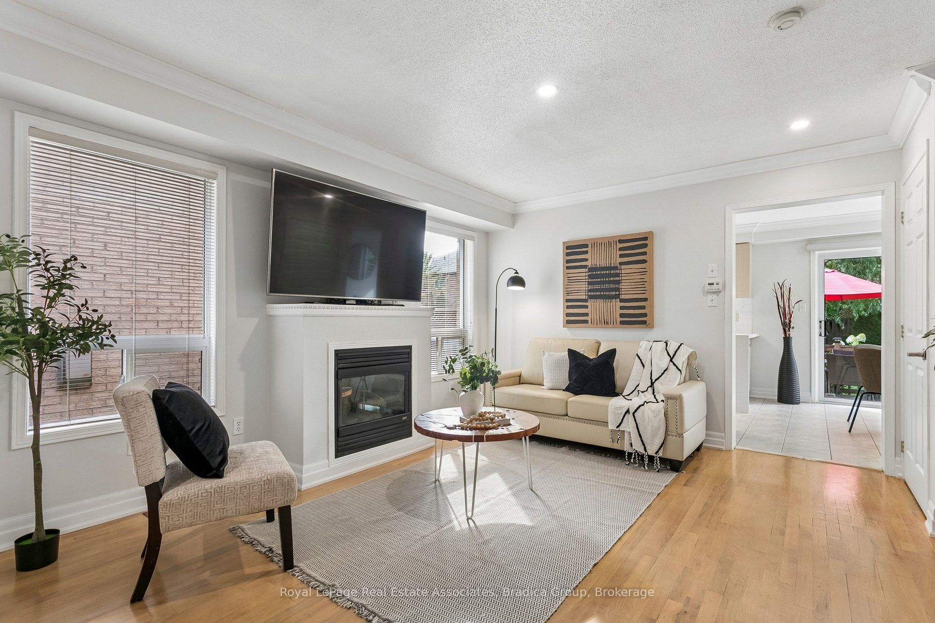 3837 Forest Bluff Crescent, Mississauga, ON L5N 7V1 photo 2
