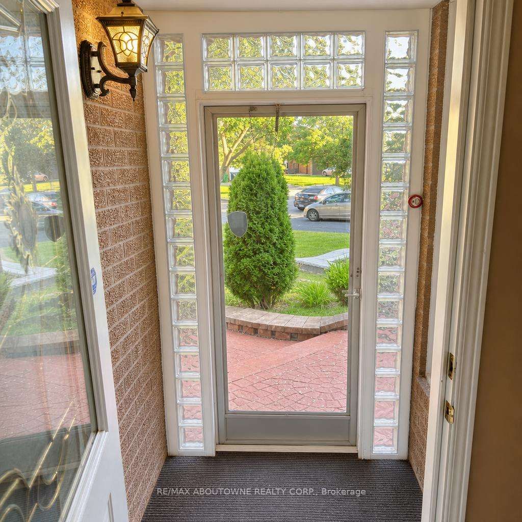 512 Chieftan Circle, Mississauga, ON L4Z 3A3 photo 2