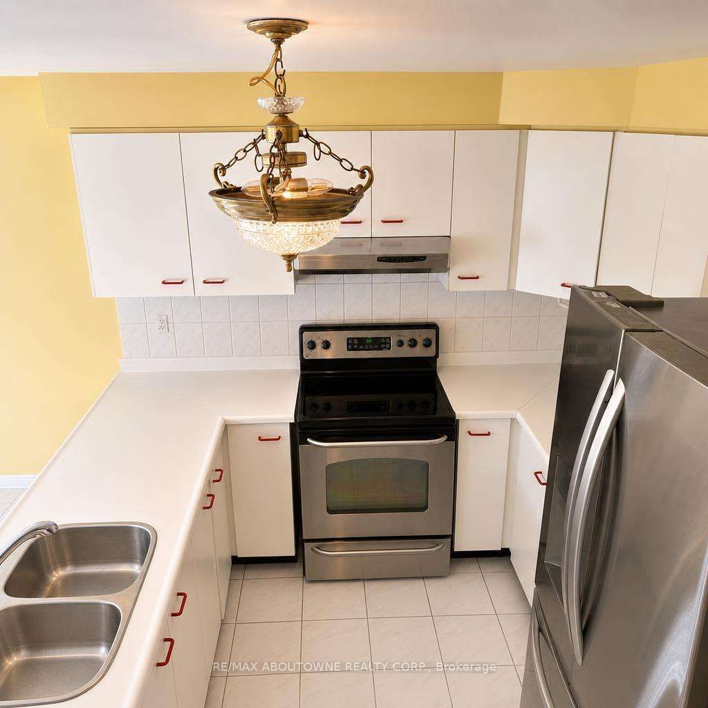 512 Chieftan Circle, Mississauga, ON L4Z 3A3 photo 3