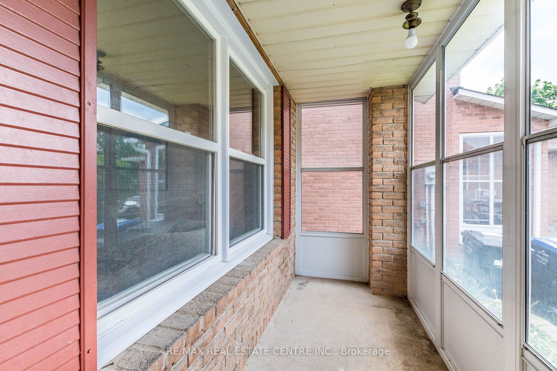 1124 Shagbark Crescent, Mississauga, ON L5C 3N7 photo 2