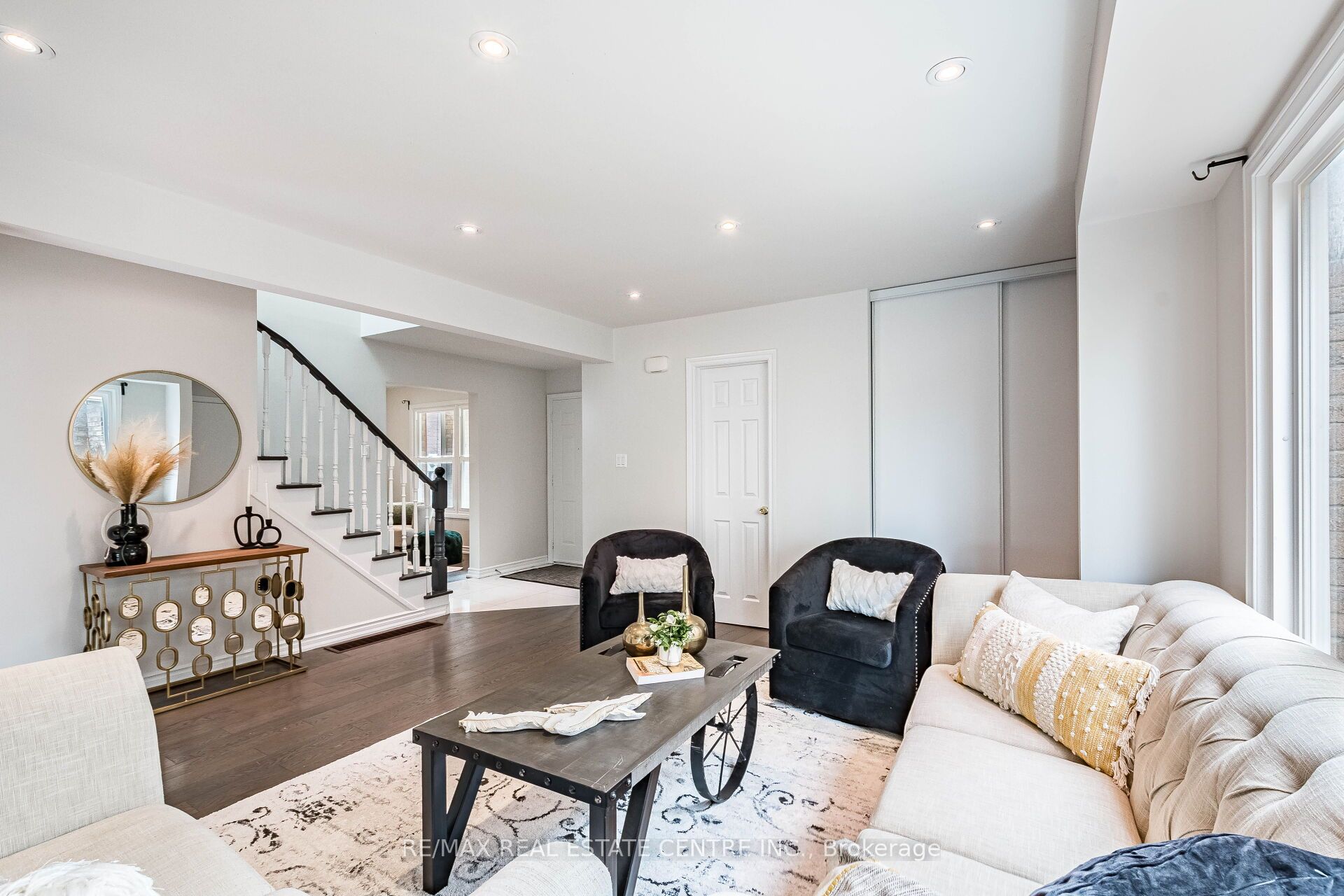 1124 Shagbark Crescent, Mississauga, ON L5C 3N7 photo 5