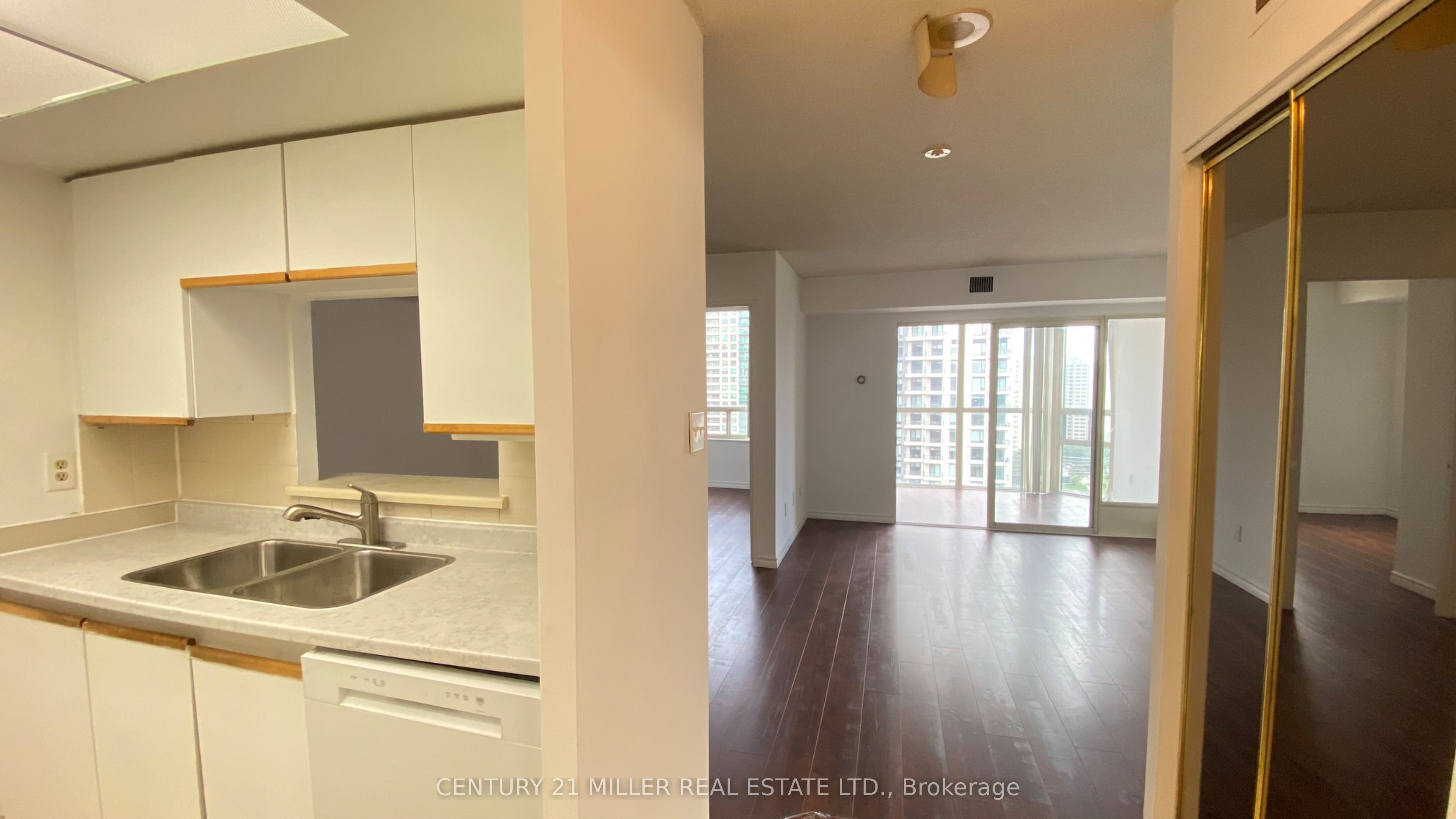 285 Enfield Place 1702, Mississauga, ON L5B 3Y6 photo 3
