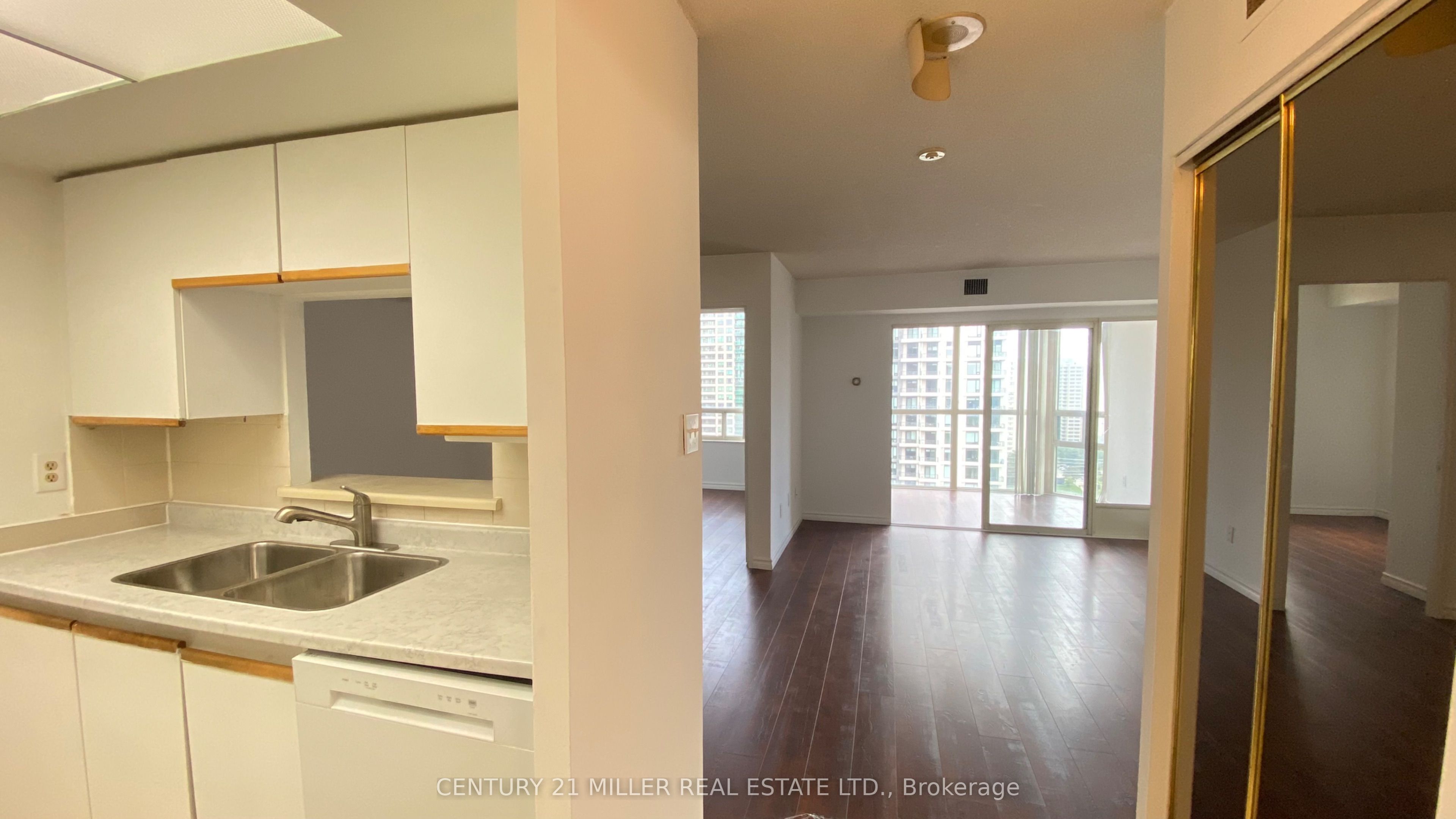 285 Enfield Place 1702, Mississauga, ON L5B 3Y6 photo 4