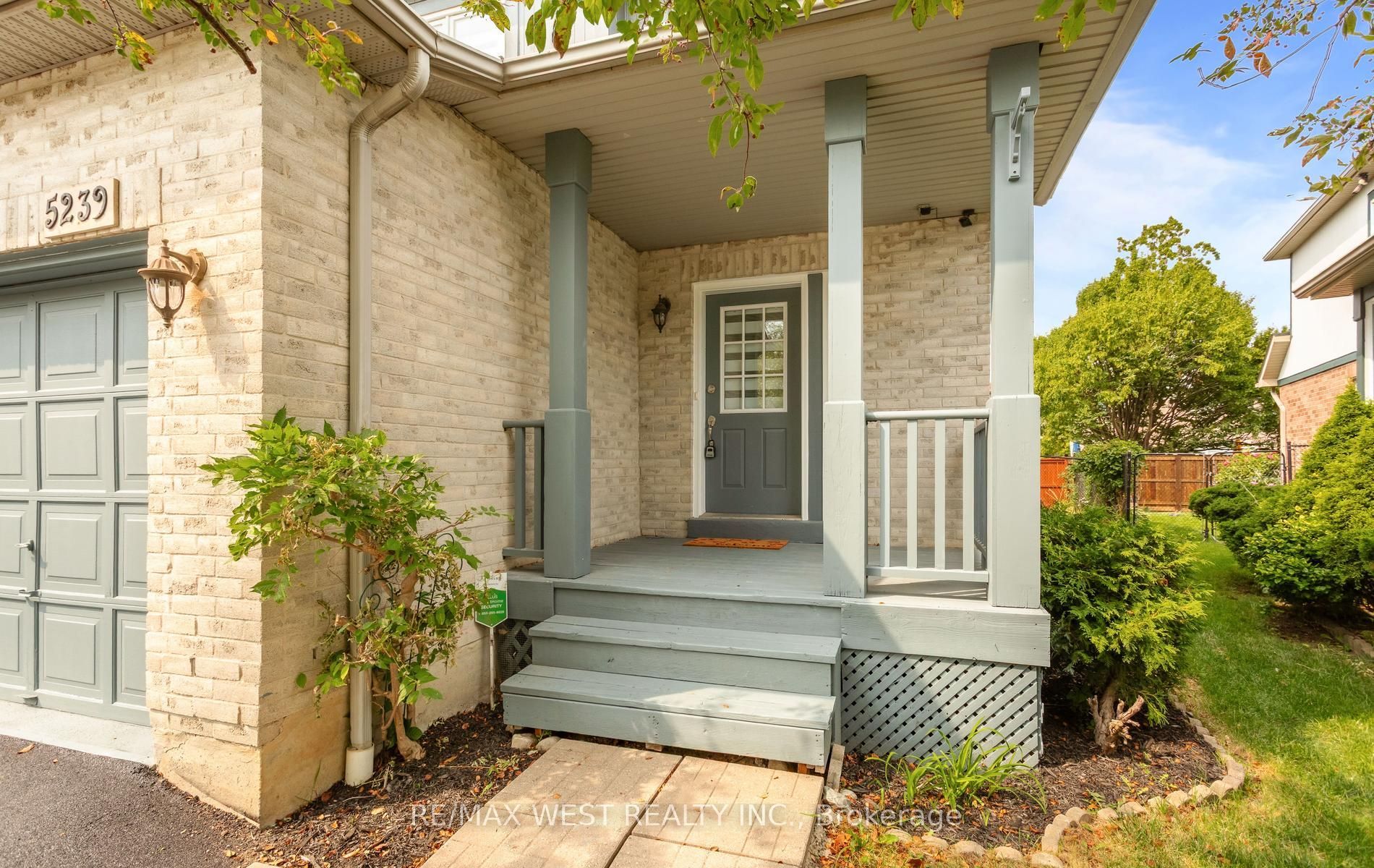 5239 Bushelgrove Circle, Mississauga, ON L5M 6C5 photo 2
