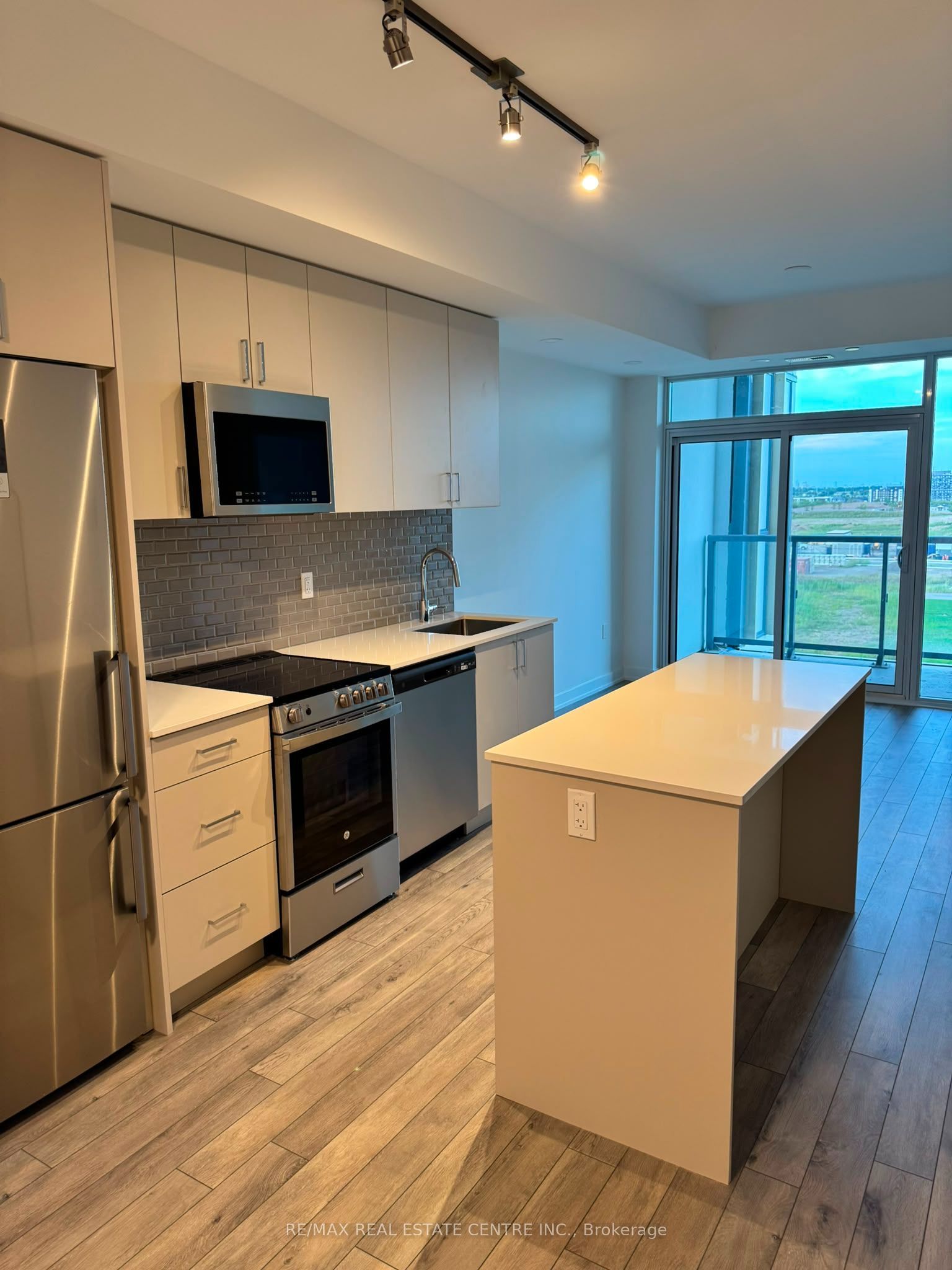 1005 Dundas Street E Street 612, Oakville, ON L6H 8C7 photo 3