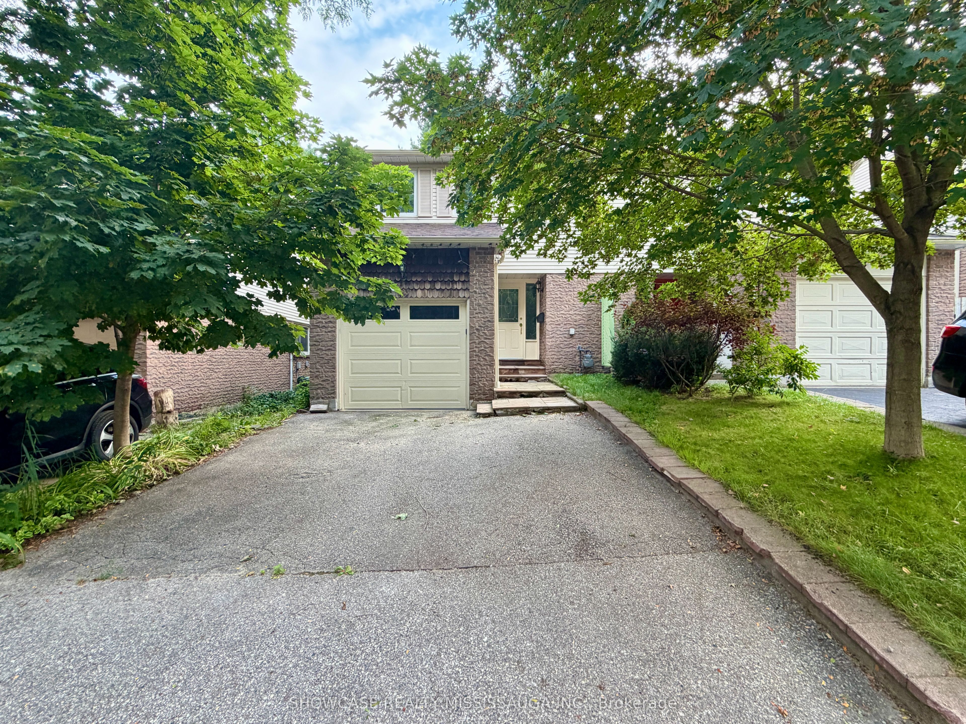 883 Sweetwater Crescent, Mississauga, ON L5H 4A7 photo 2