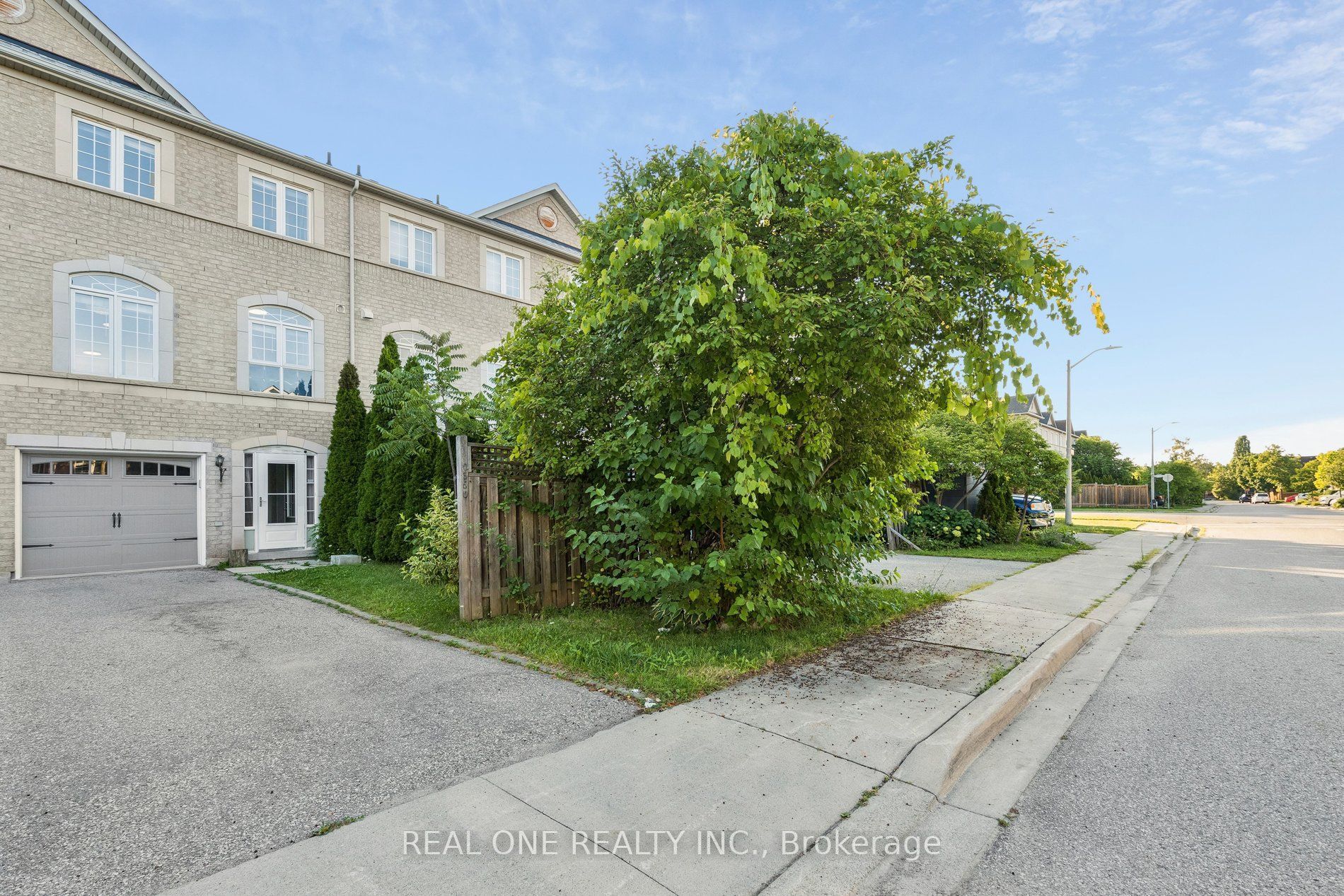 2350 Sutton Drive, Burlington, ON L7L 6Y8