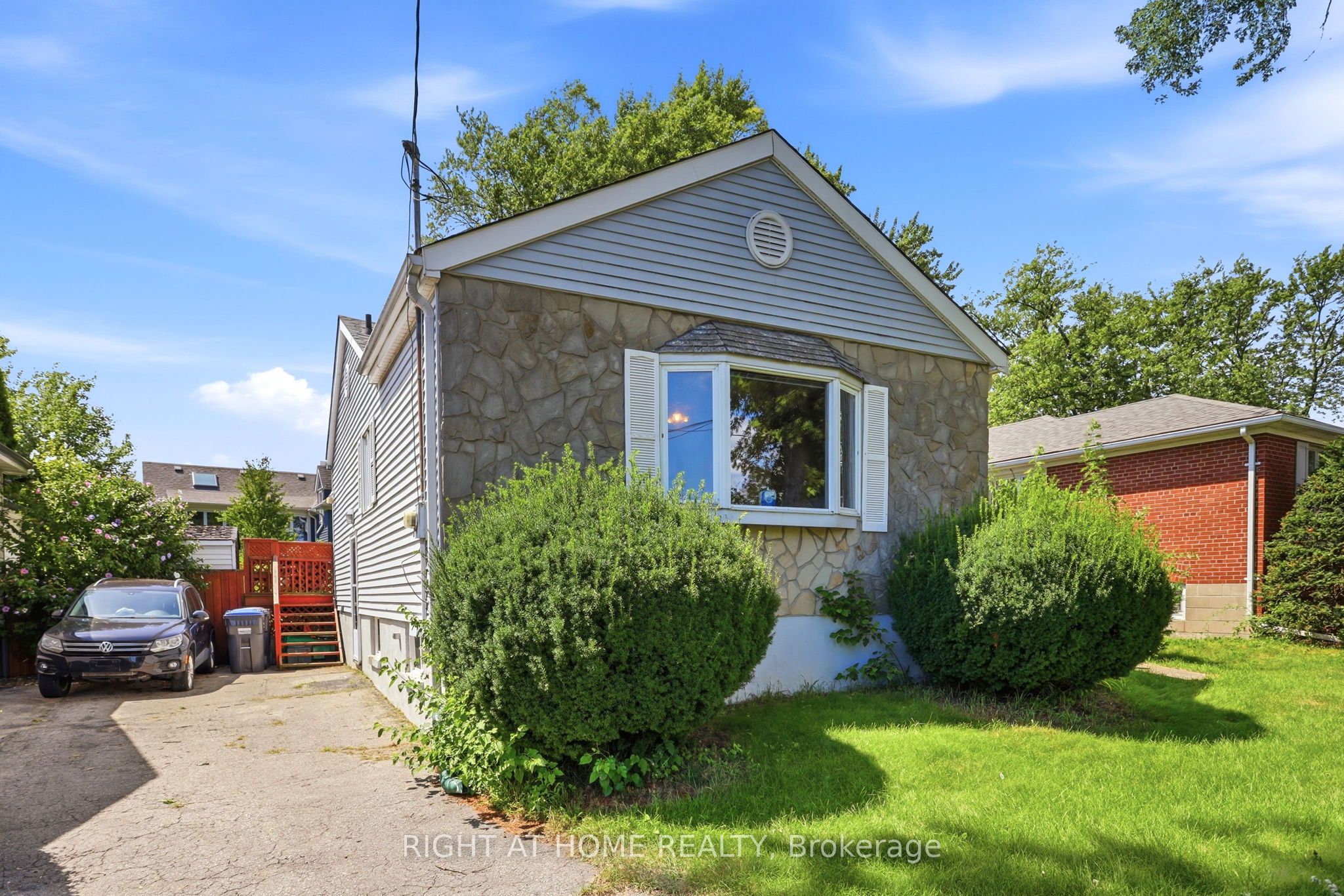 1290 Strathy Avenue, Mississauga, ON L5E 2K8 photo 2
