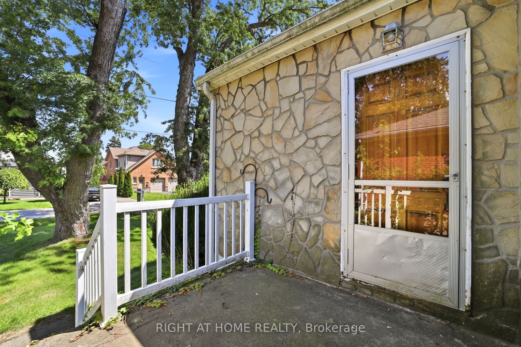 1290 Strathy Avenue, Mississauga, ON L5E 2K8 photo 3