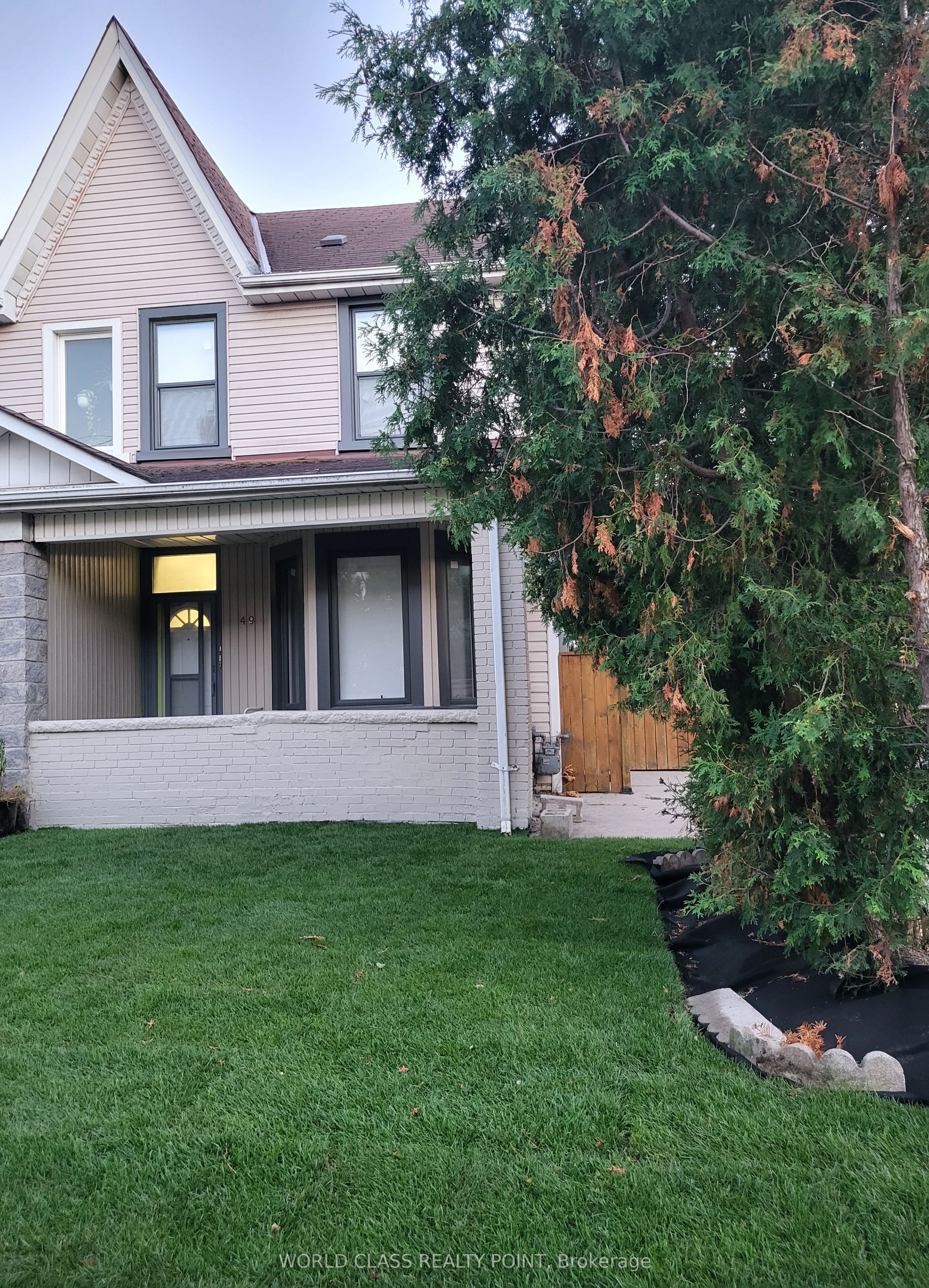 49 Vine Avenue 2, Toronto, ON M6P 1V6