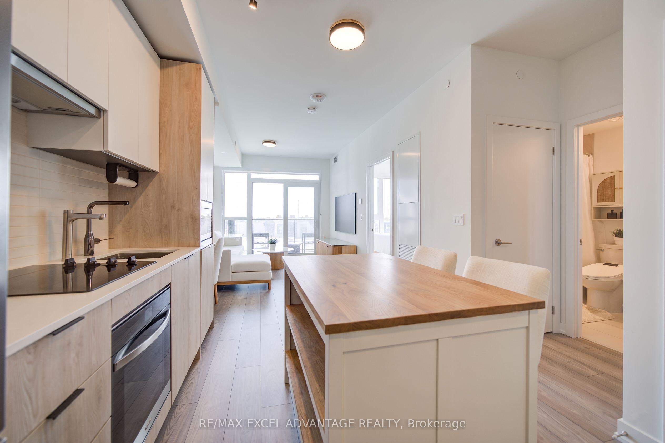 1007 The Queensway, Toronto, ON M8Z 0H4 photo 2