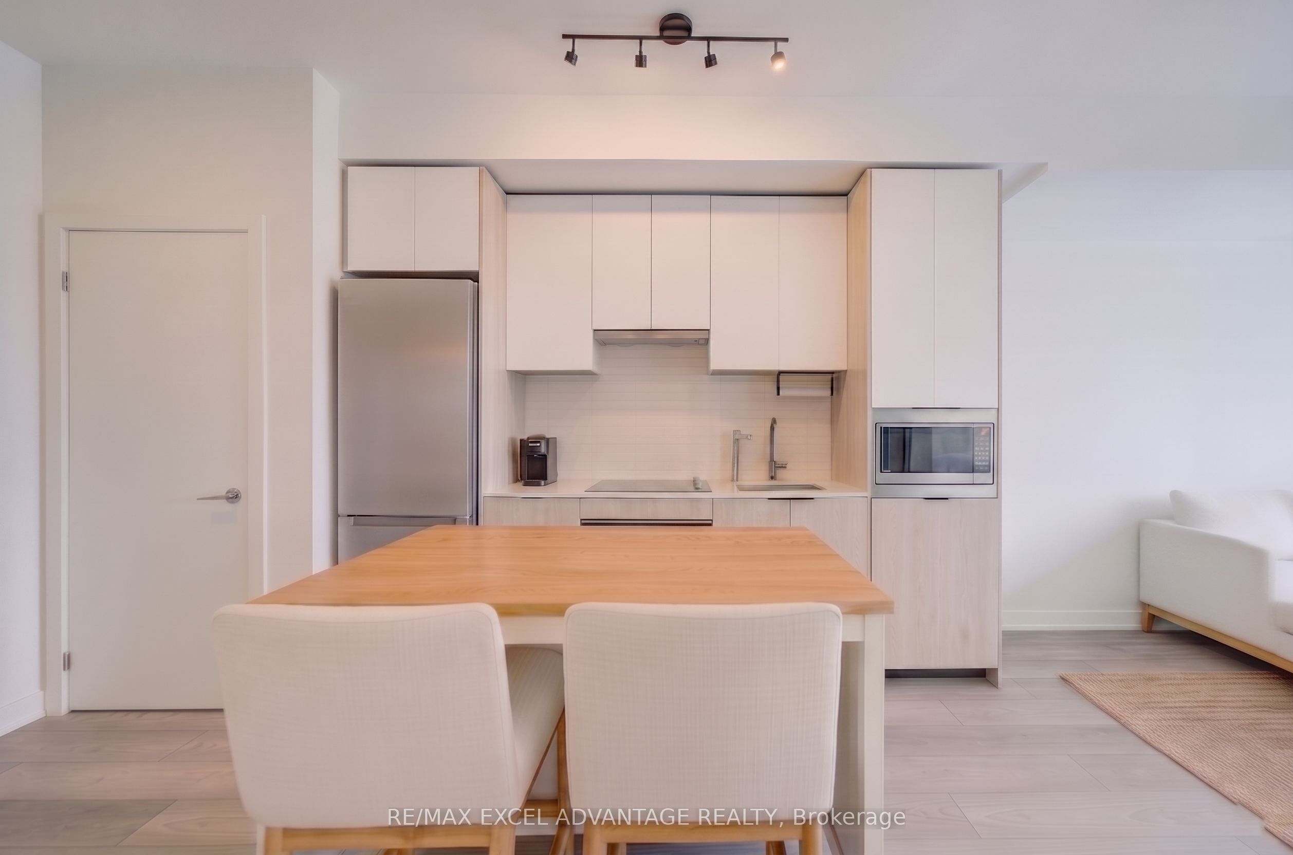 1007 The Queensway, Toronto, ON M8Z 0H4 photo 3